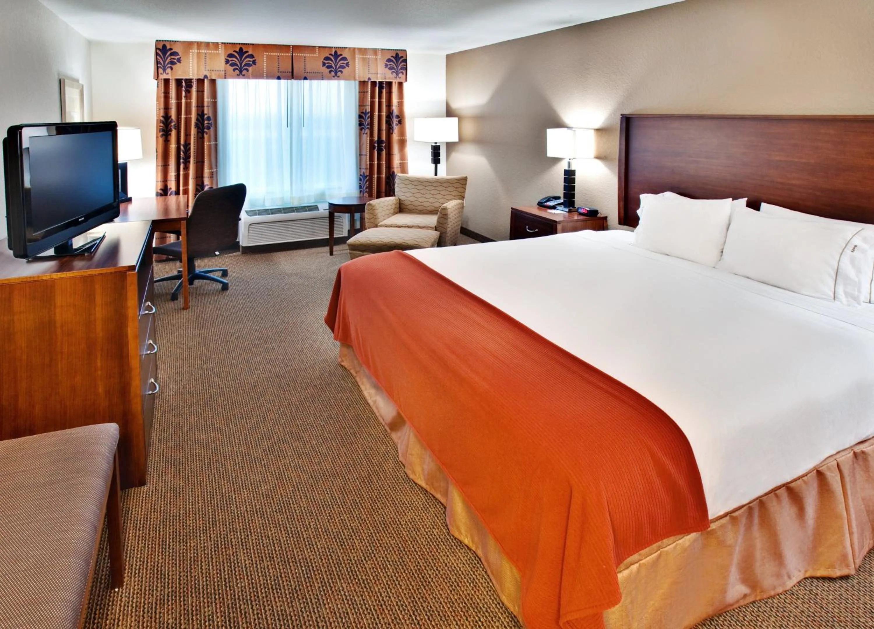Photo of the whole room, Bed in Holiday Inn Express Hotel & Suites - Dubuque West by IHG
