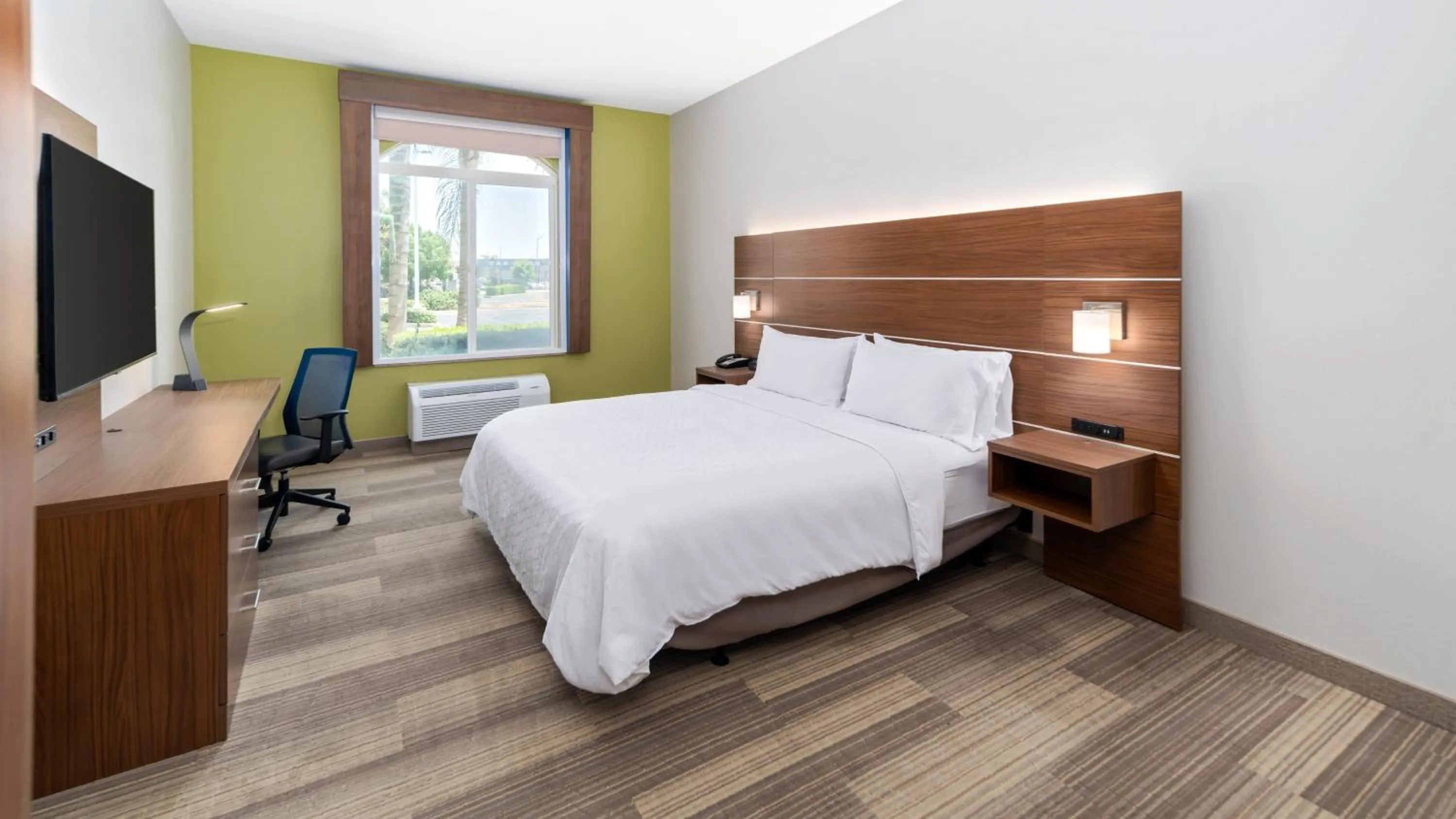 Photo of the whole room, Bed in Holiday Inn Express & Suites Dinuba West by IHG