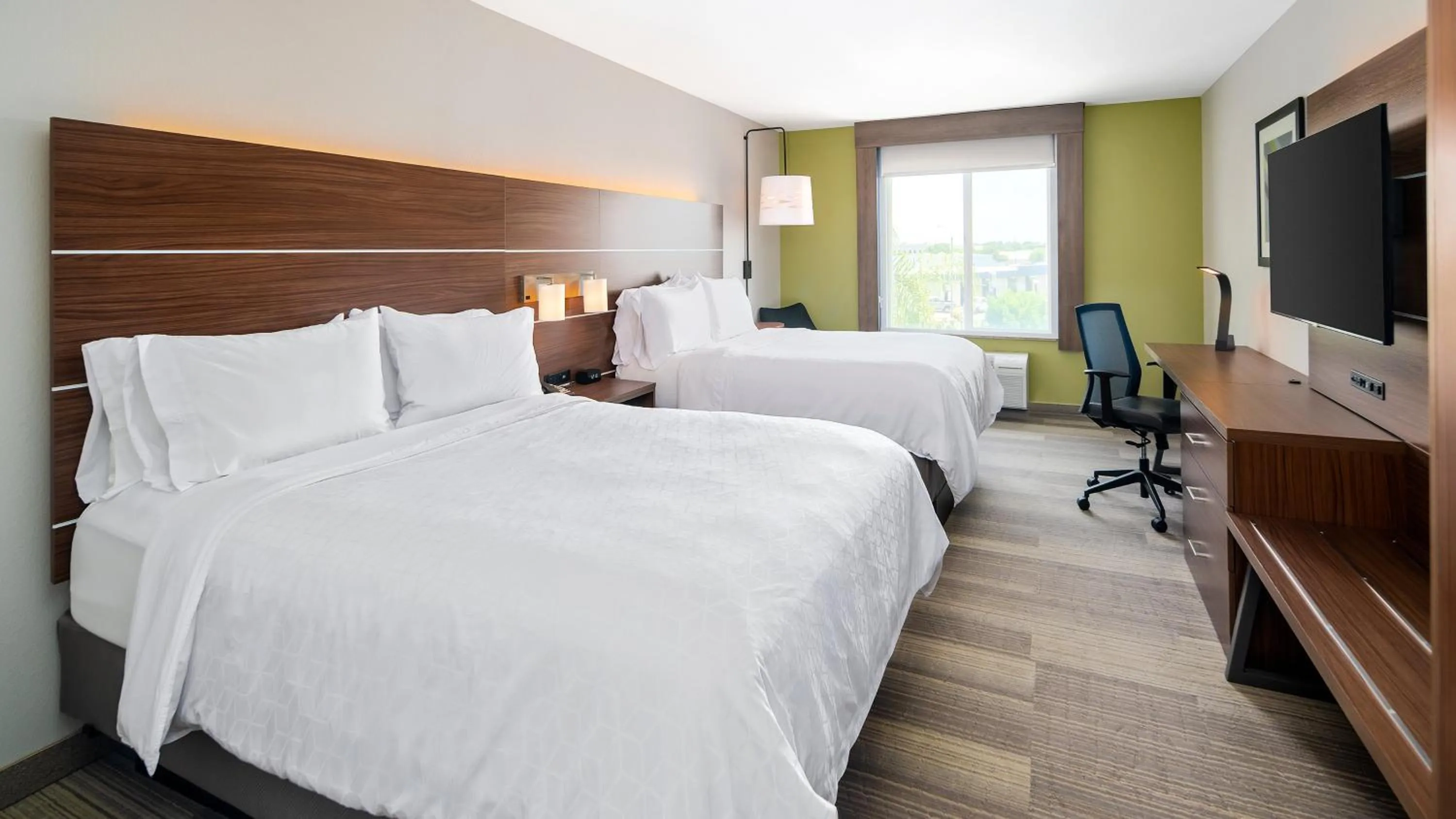 Photo of the whole room, Bed in Holiday Inn Express & Suites Dinuba West by IHG