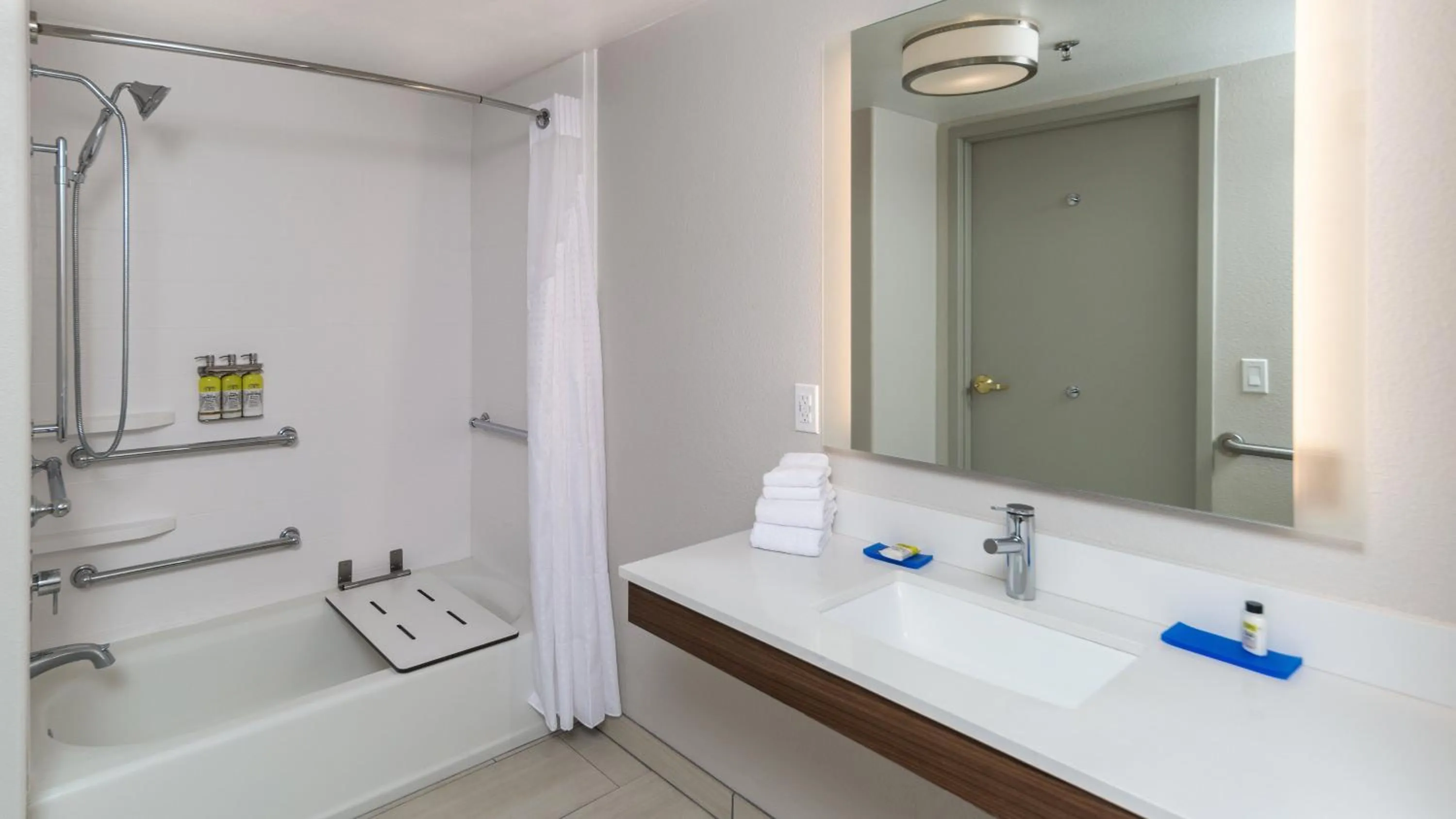 Photo of the whole room in Holiday Inn Express & Suites Dinuba West by IHG