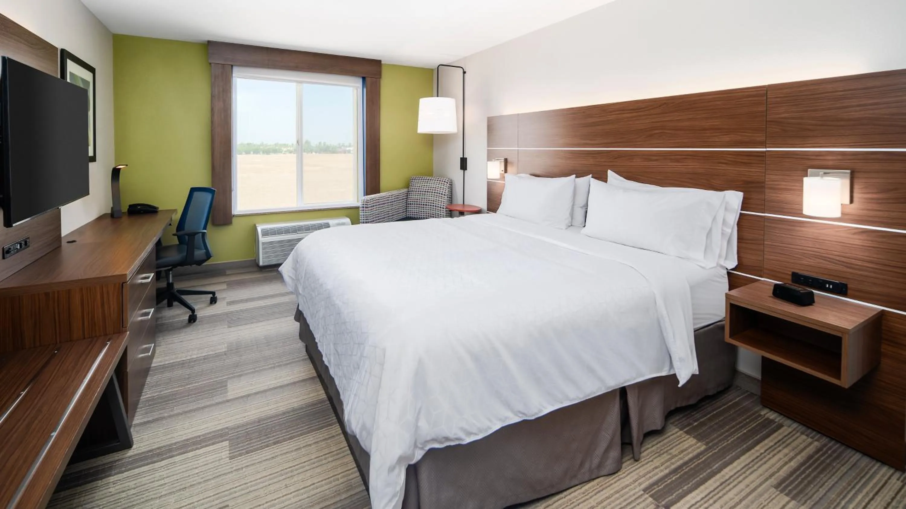 Photo of the whole room, Bed in Holiday Inn Express & Suites Dinuba West by IHG