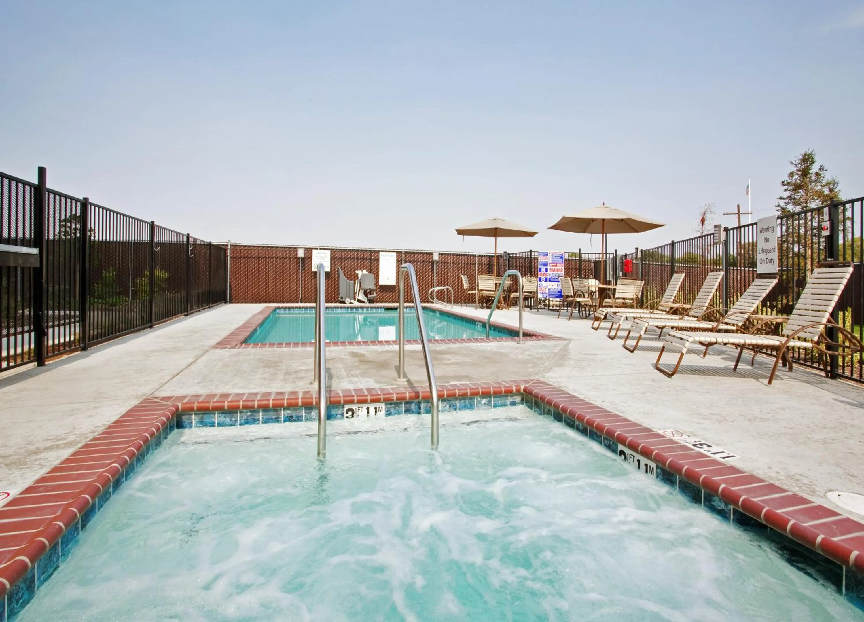 Swimming pool in Holiday Inn Express & Suites Dinuba West by IHG