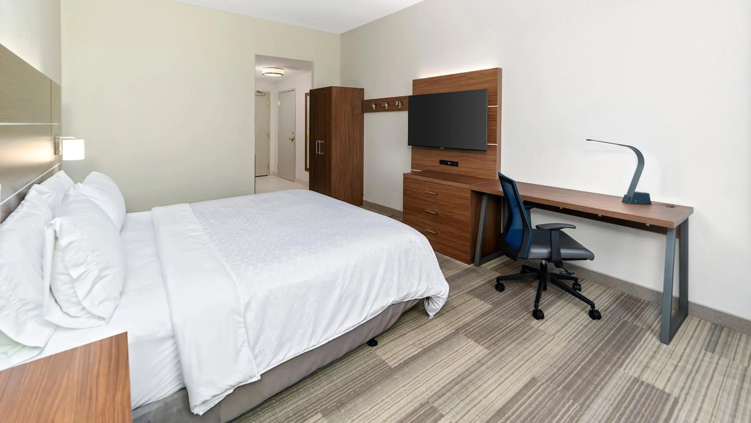 Photo of the whole room, Bed in Holiday Inn Express & Suites Dinuba West by IHG