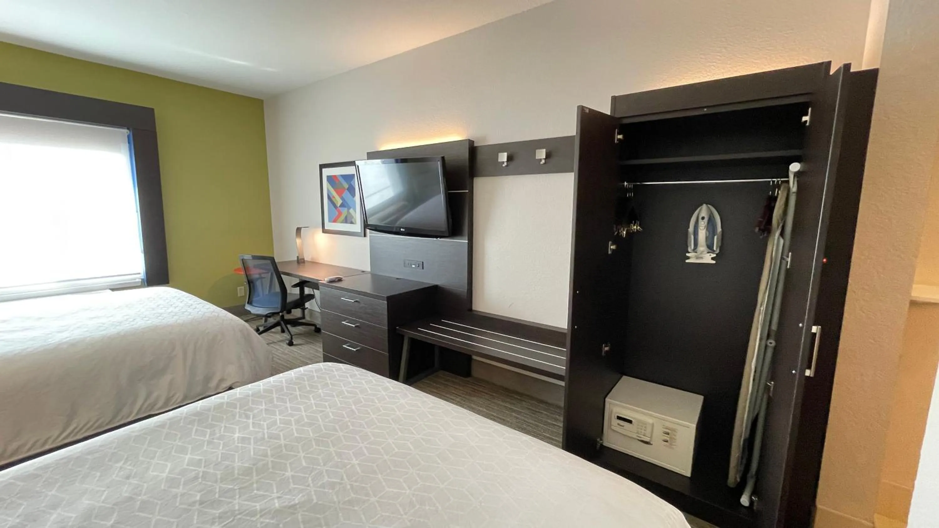 Photo of the whole room, Bed in Holiday Inn Express Hotel & Suites Decatur, TX by IHG