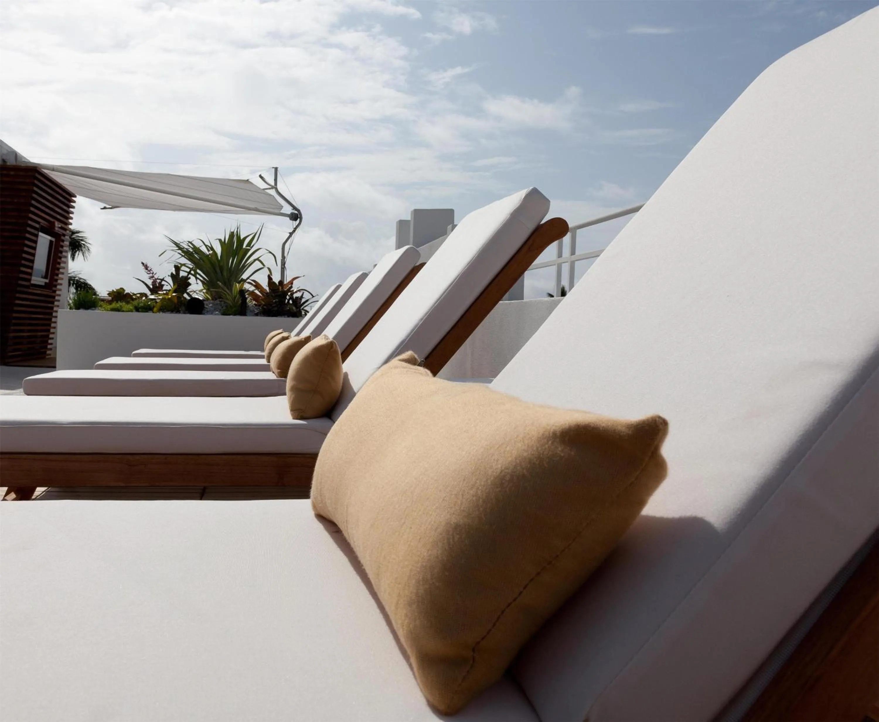 Swimming pool in Dream South Beach, by Hyatt