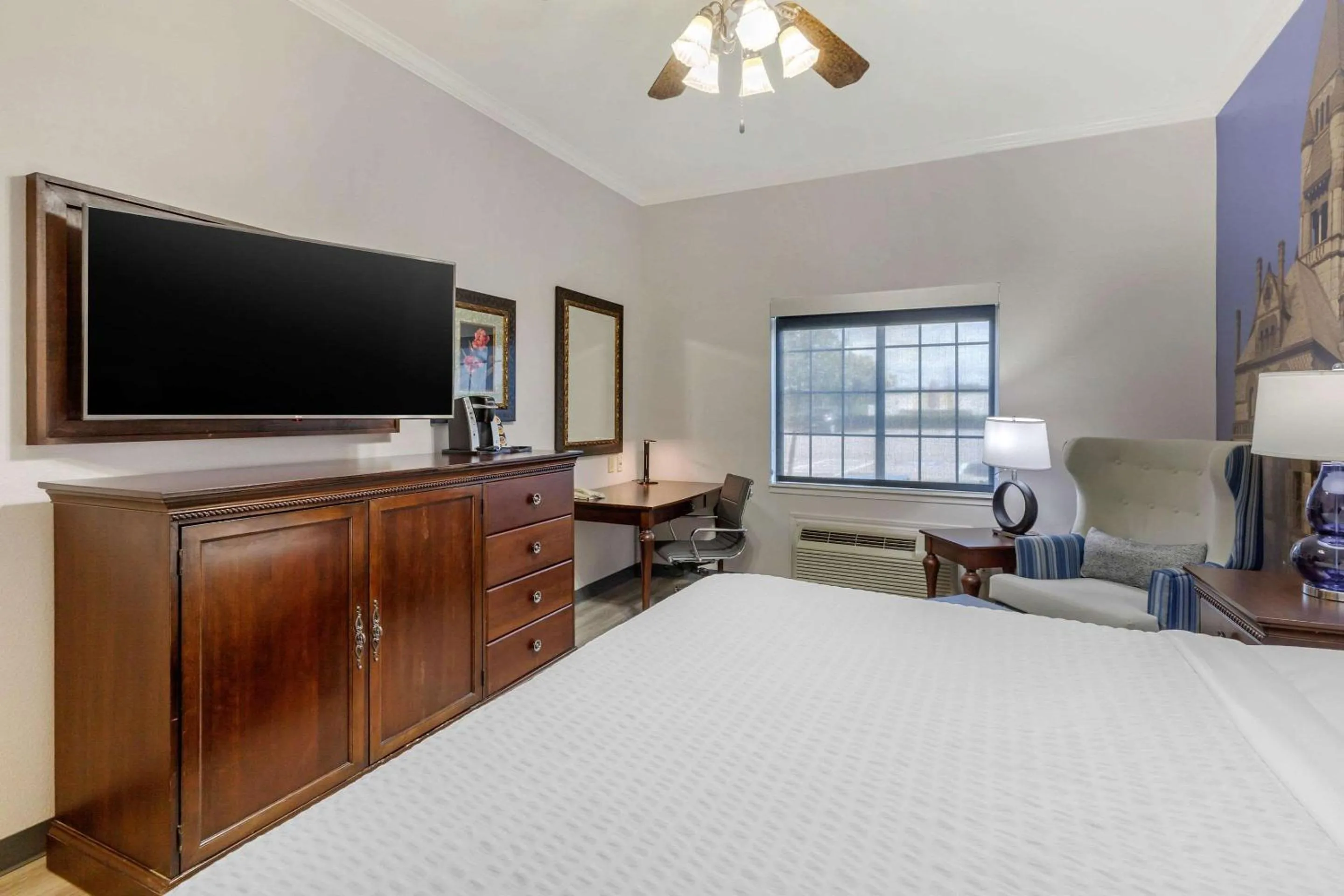Bedroom, Bed in Clarion Pointe Sulphur Springs