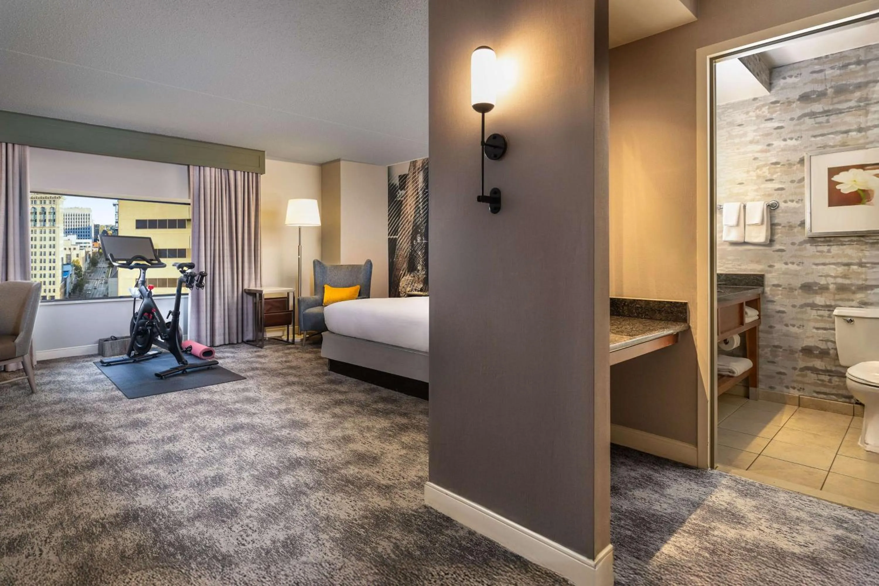 Bathroom, Bed in Hilton Lexington Downtown