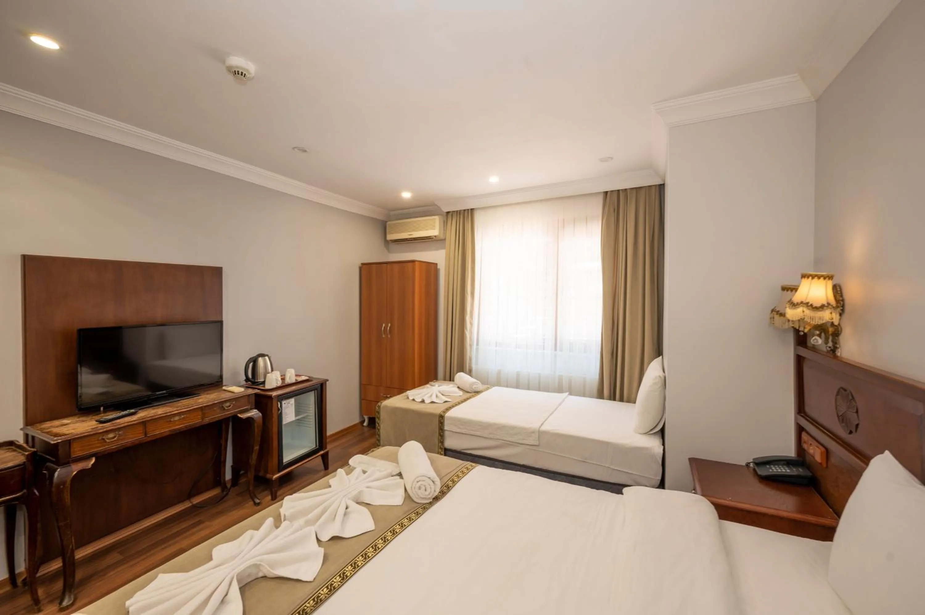 Communal lounge/ TV room, Bed in Valdivia Hotel