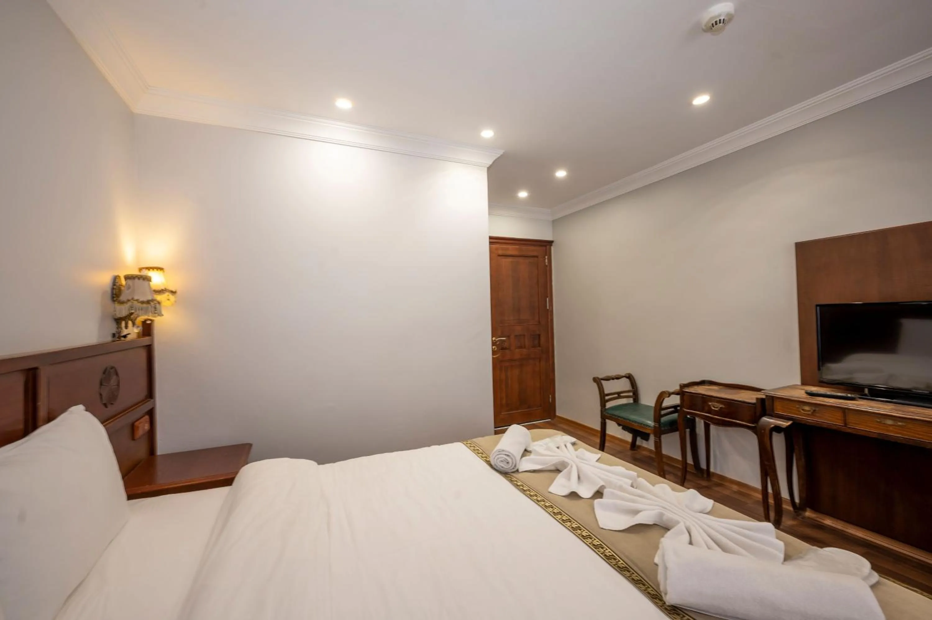 Communal lounge/ TV room, Bed in Valdivia Hotel