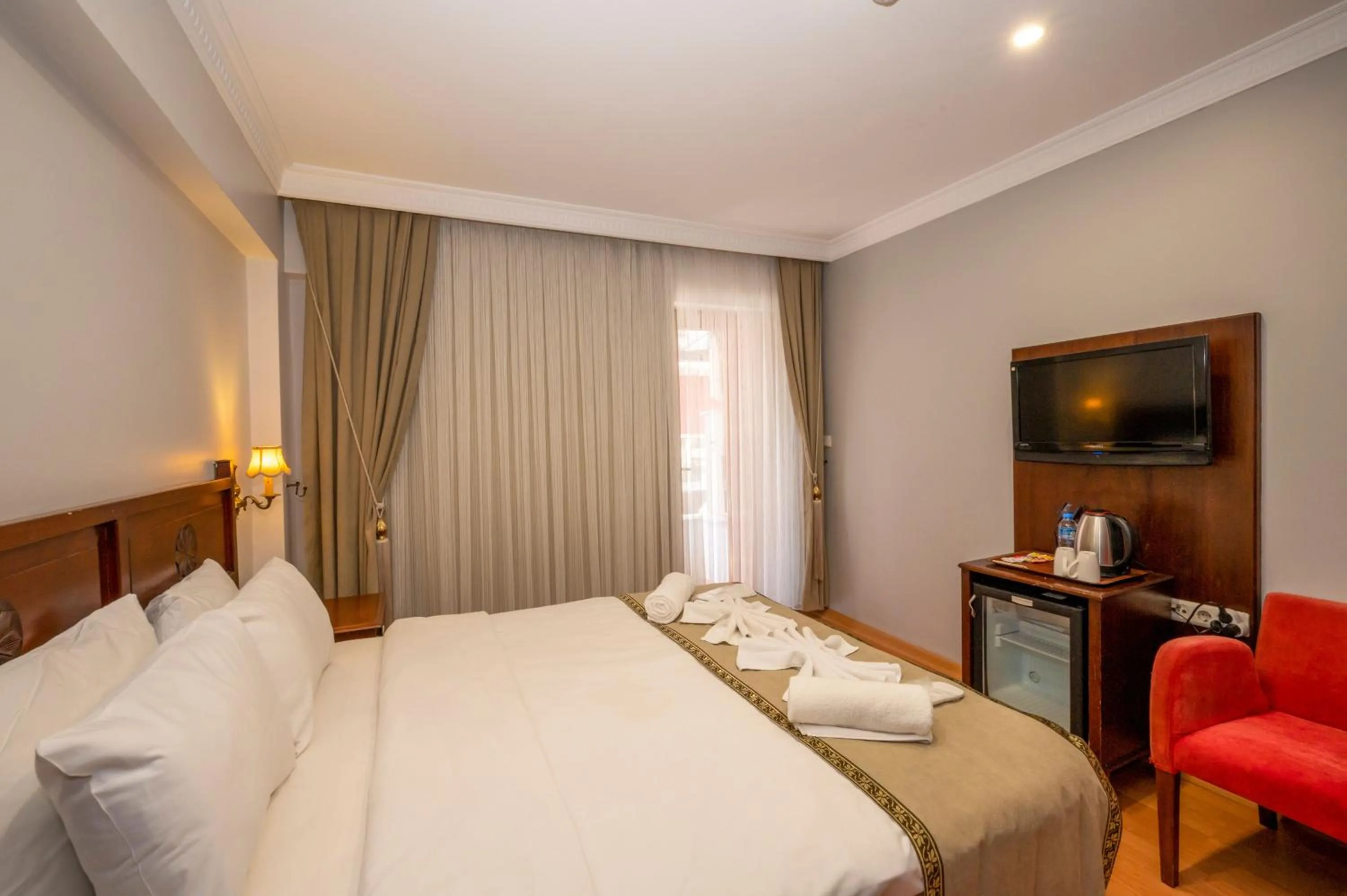 Communal lounge/ TV room, Bed in Valdivia Hotel