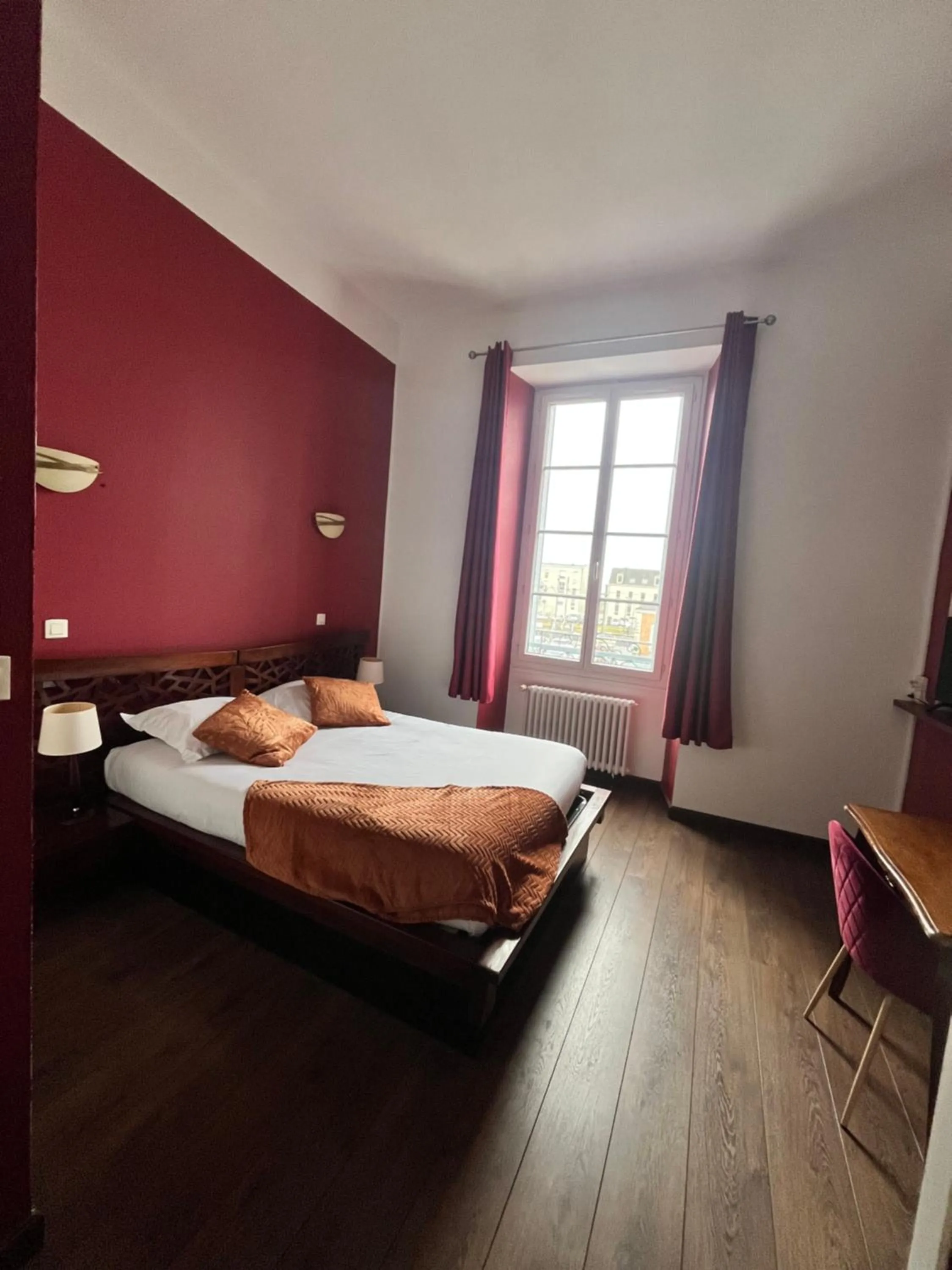 Photo of the whole room, Bed in Hôtel de Bretagne