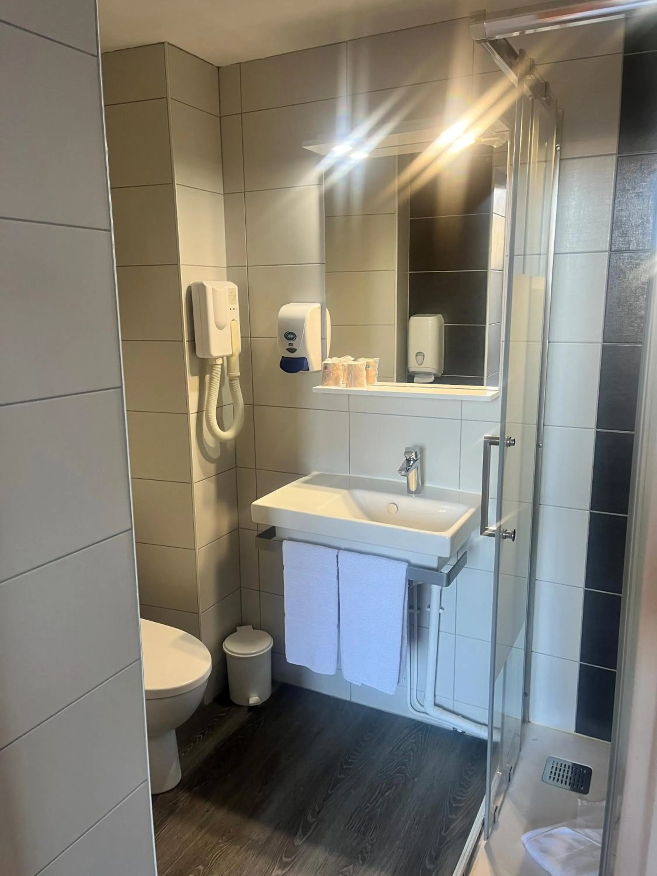 Bathroom in Hôtel de Bretagne