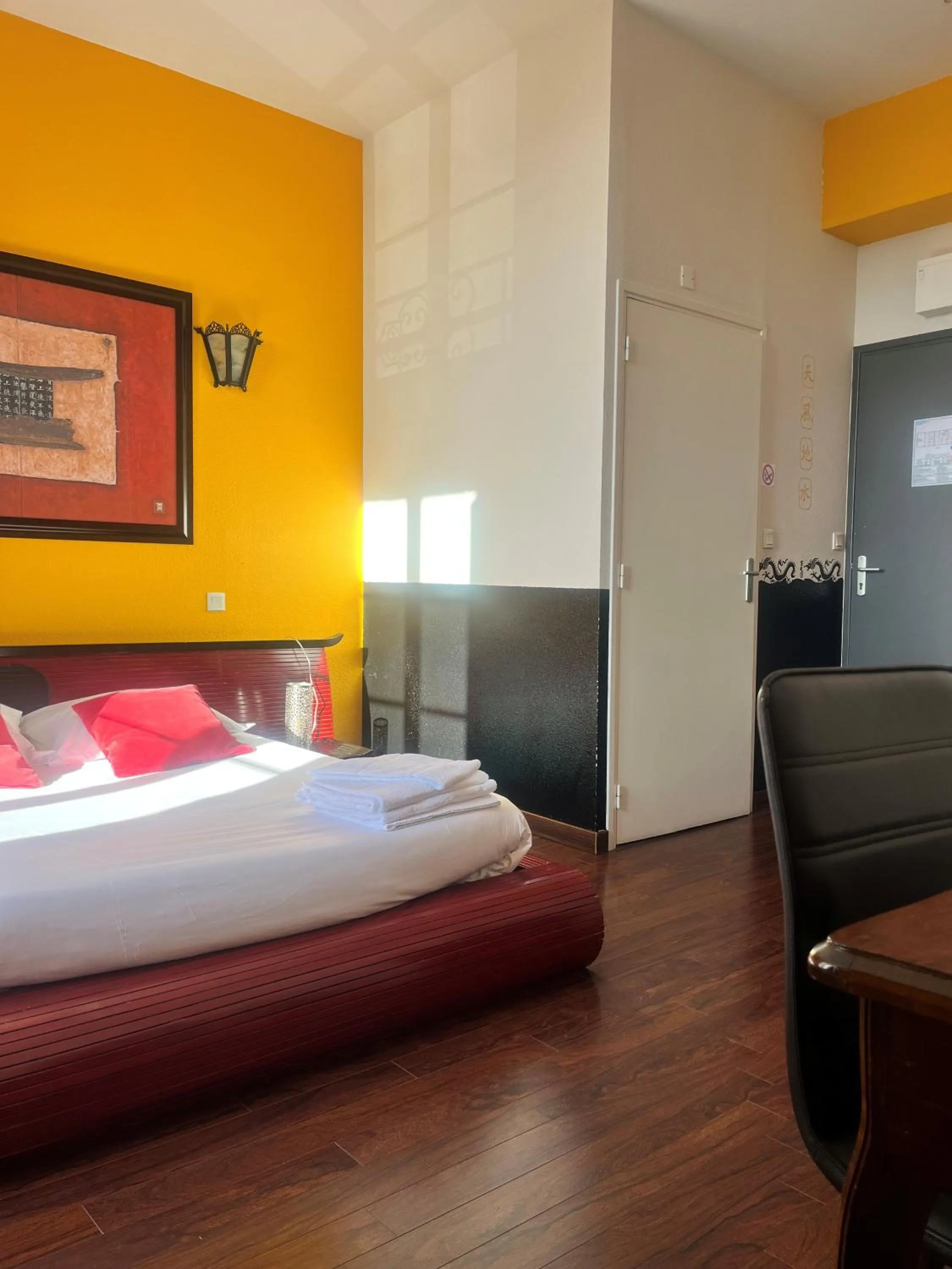 Photo of the whole room, Bed in Hôtel de Bretagne