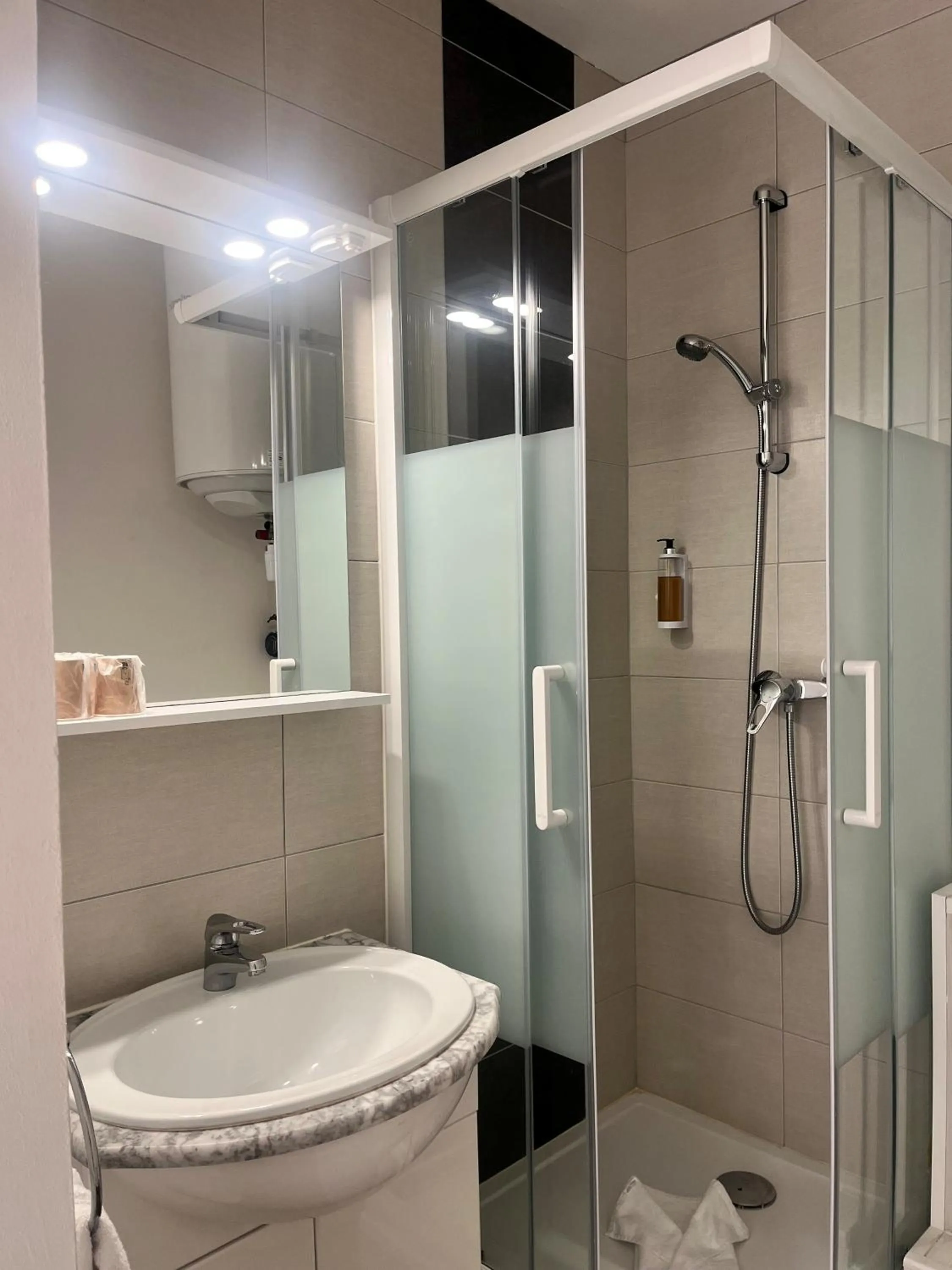 Bathroom in Hôtel de Bretagne