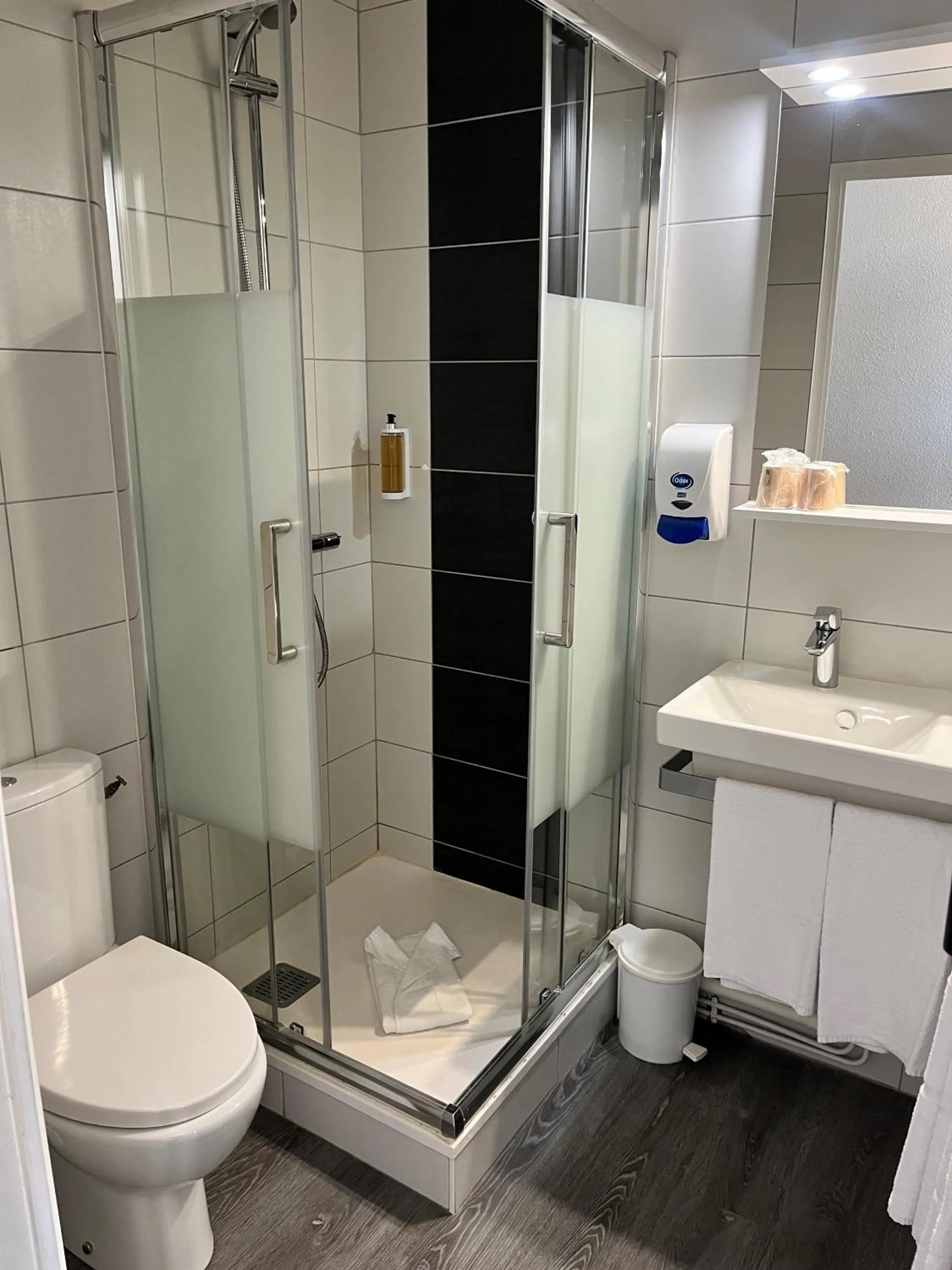 Bathroom in Hôtel de Bretagne