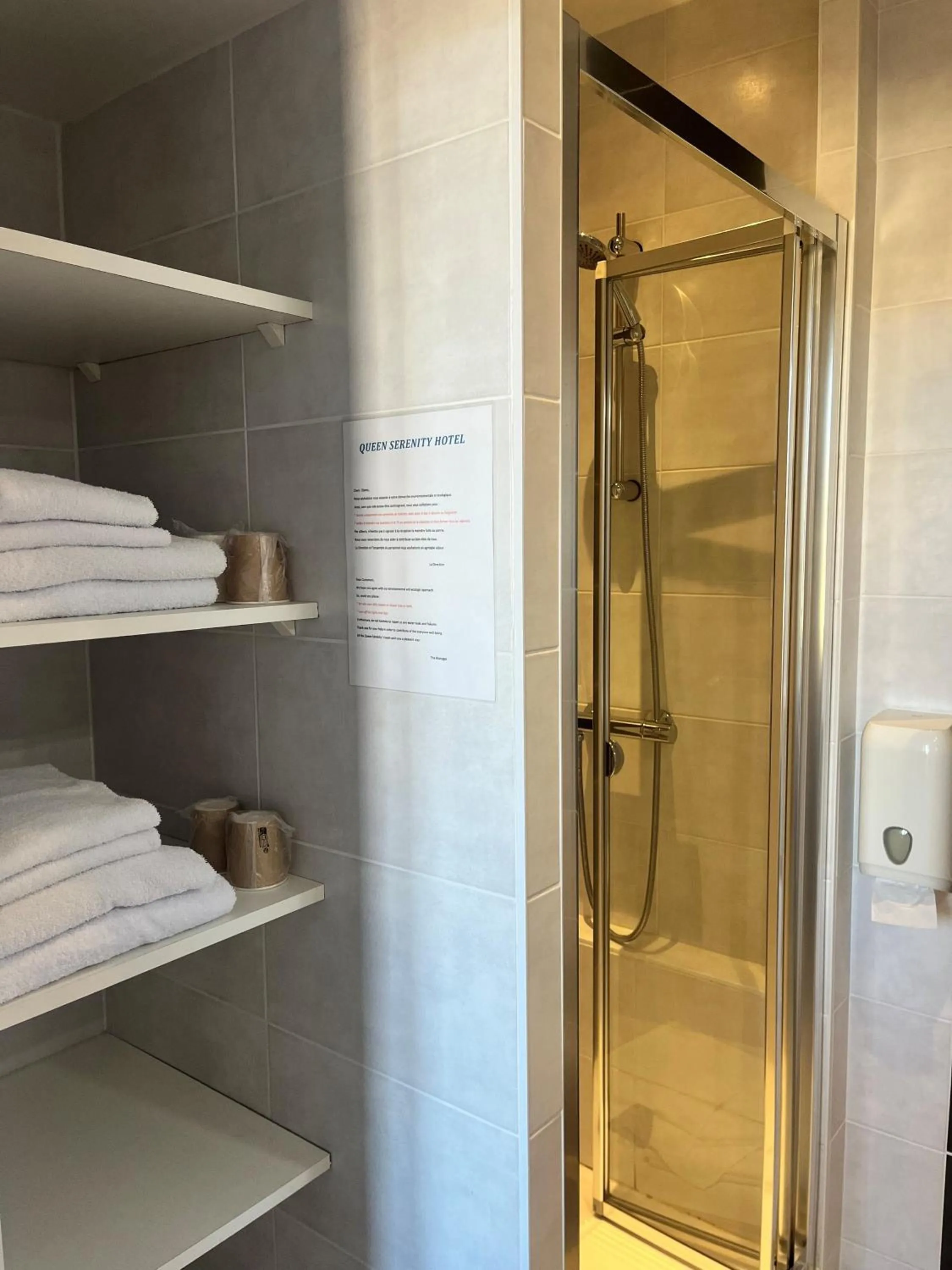 Bathroom in Hôtel de Bretagne