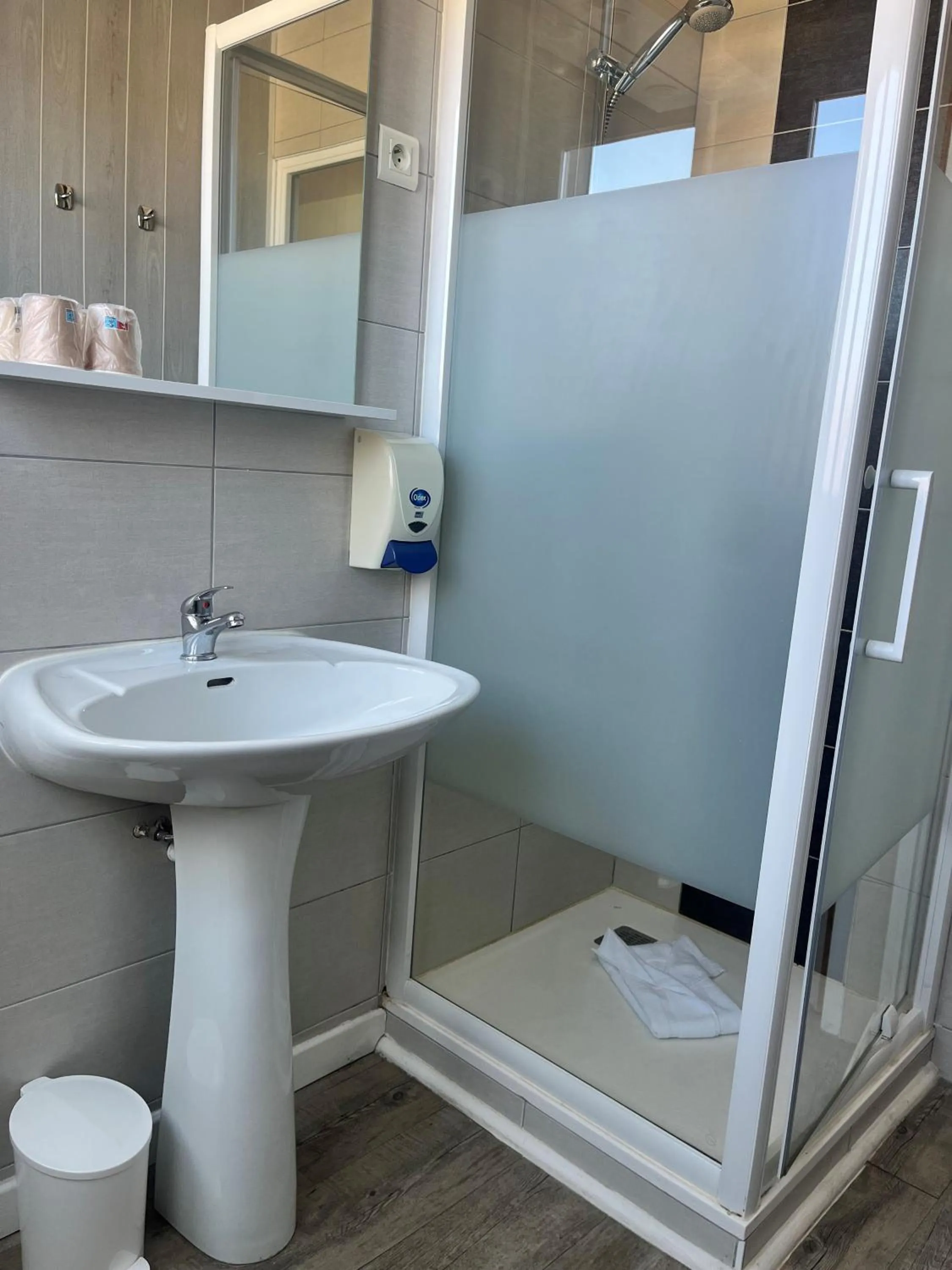 Bathroom in Hôtel de Bretagne