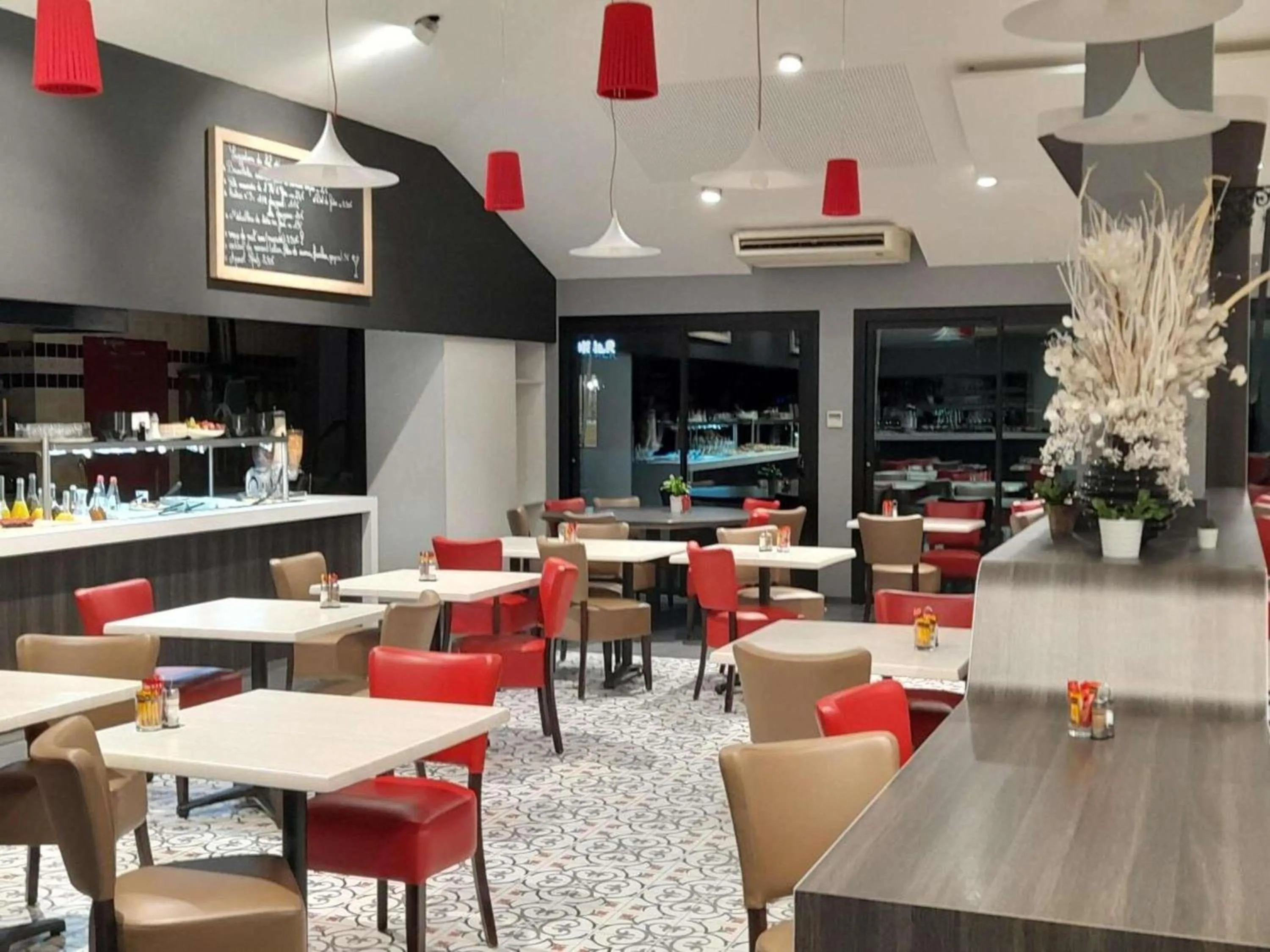 Restaurant/places to eat in ibis Styles Segre