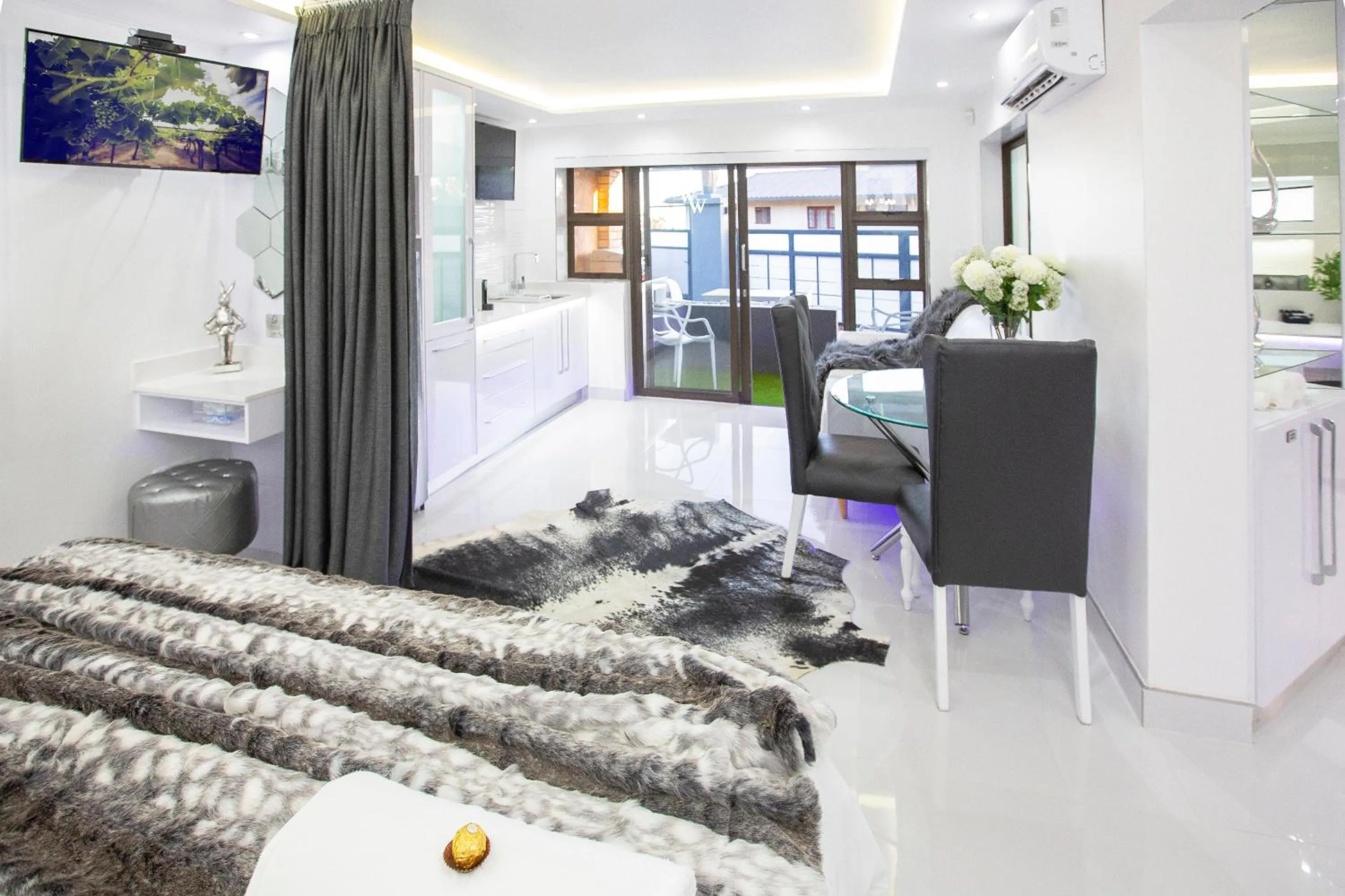 TV and multimedia in Wilderness Waters Boutique Suites - Adults Only