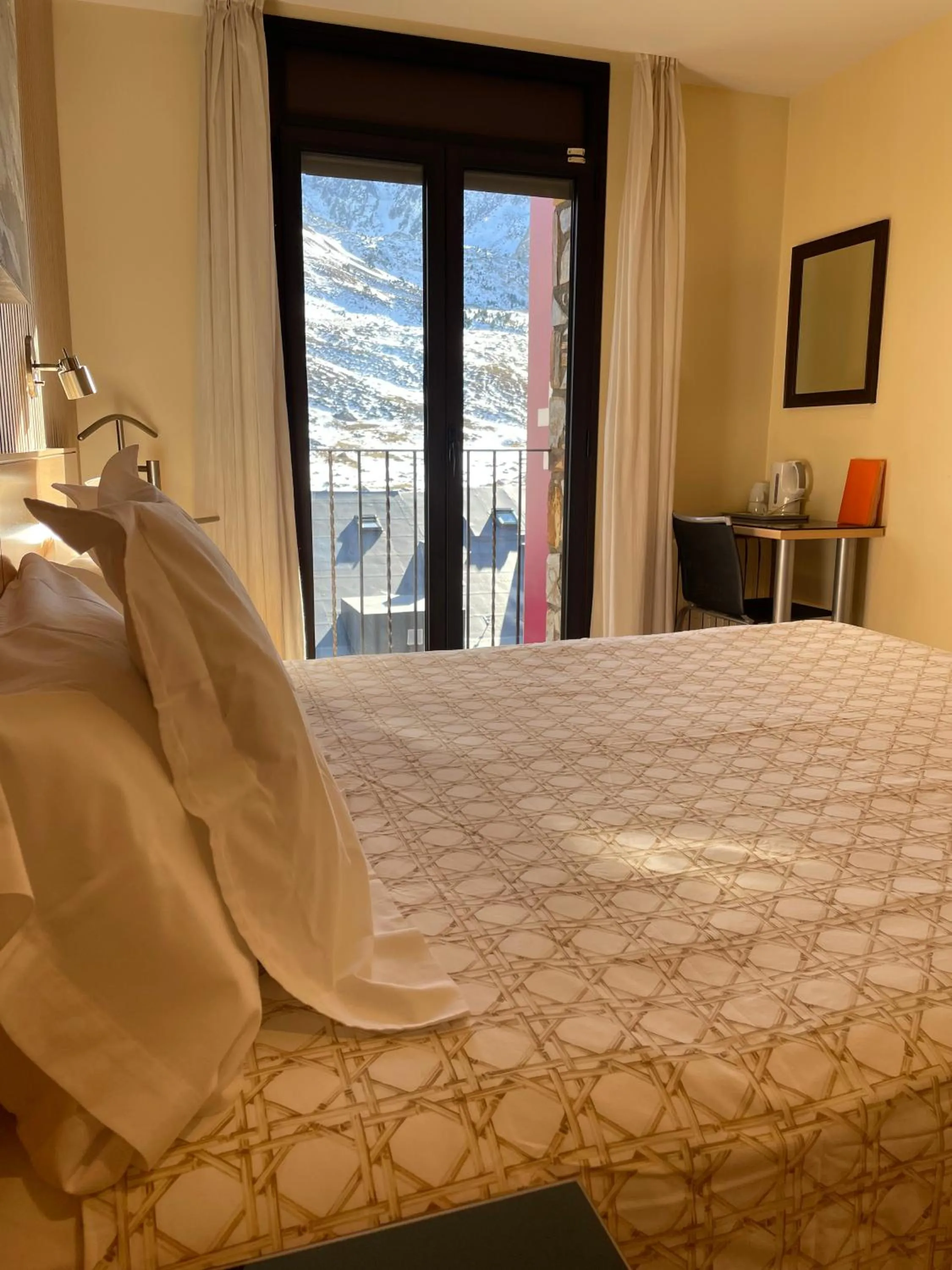 Bedroom, Bed in Hotel Les Truites Adults only