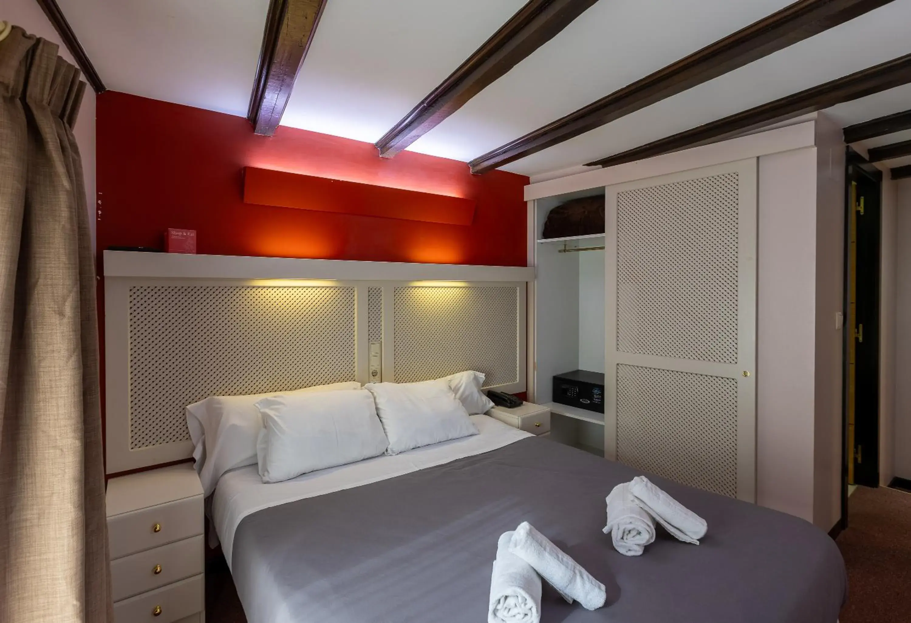 Double Room with Balcony in Hotel Micolau Double Room with Balcony in Hotel Micolau