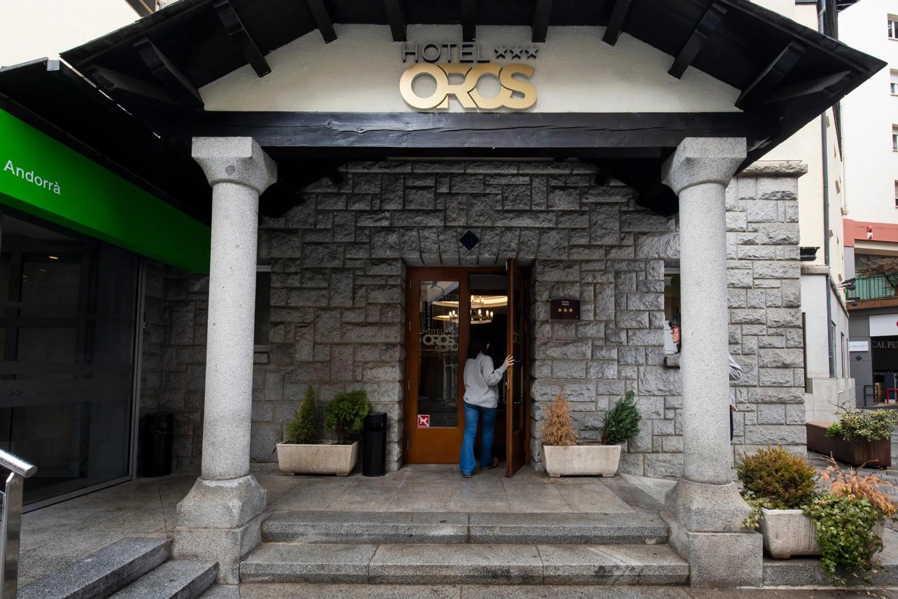 Facade/entrance in Hotel Oros by Nexta