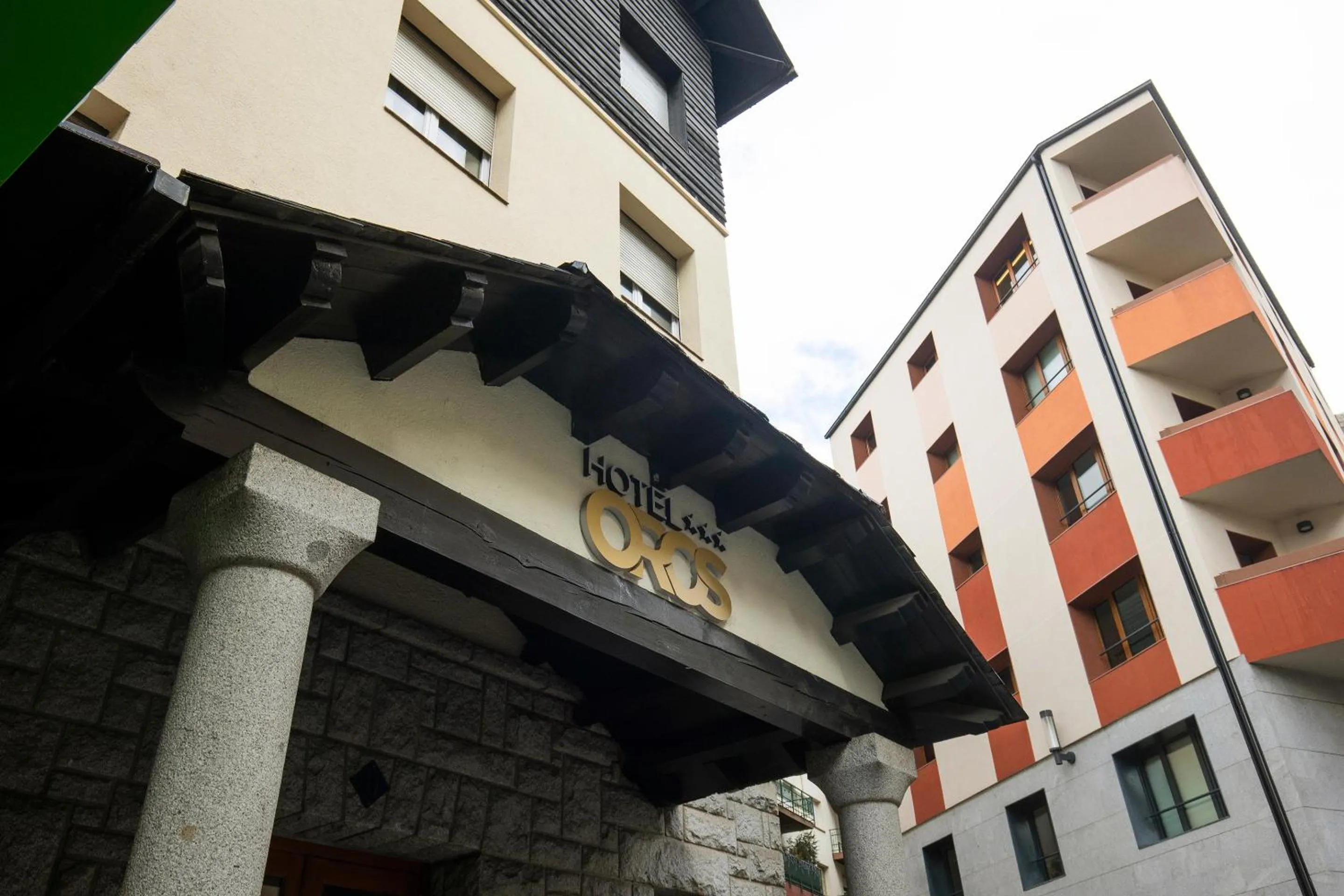 Facade/entrance in Hotel Oros by Nexta