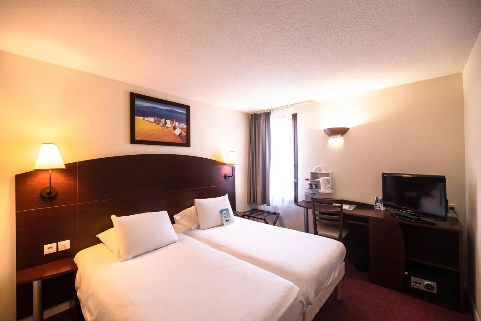 Bedroom, Bed in Kyriad Chateauroux