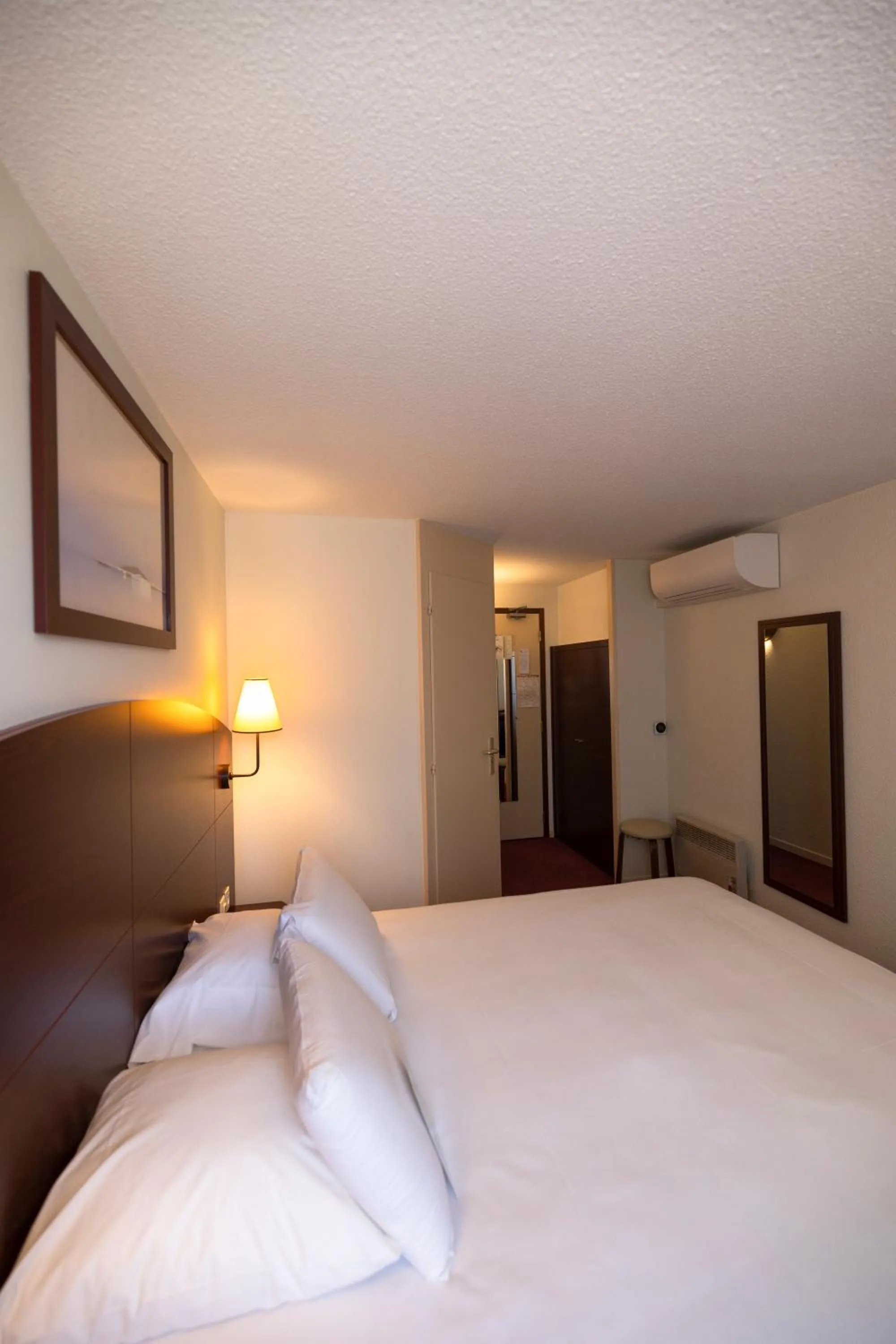 Bedroom, Bed in Kyriad Chateauroux