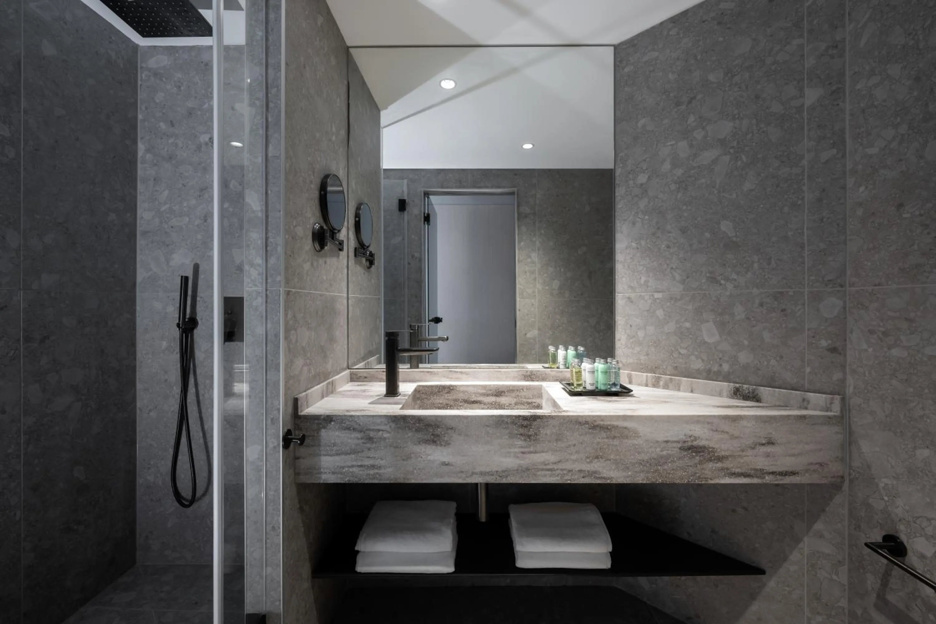 Bathroom in Leonardo Plaza City Tower Tel Aviv