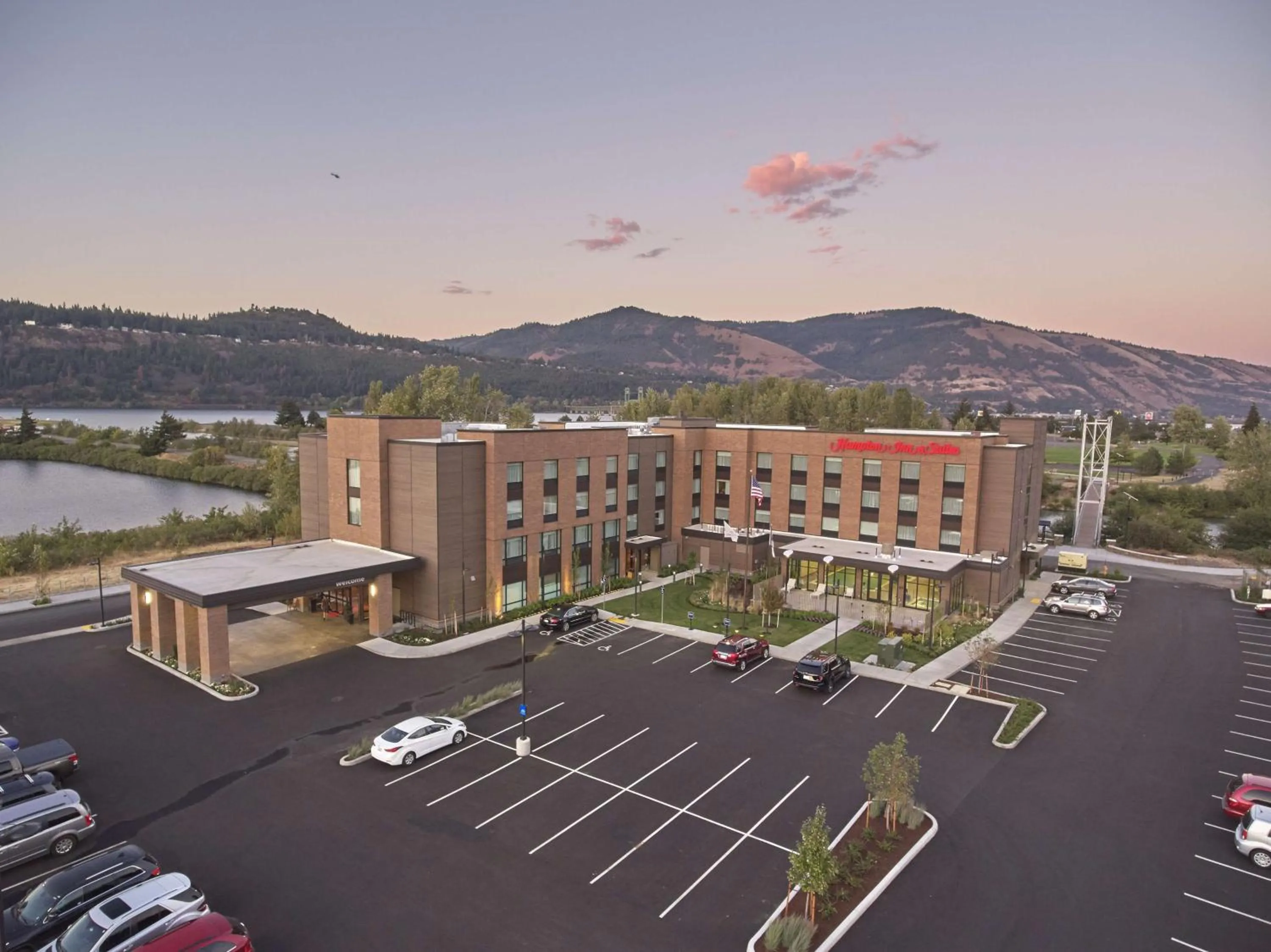 Property building in Hampton Inn & Suites Hood River