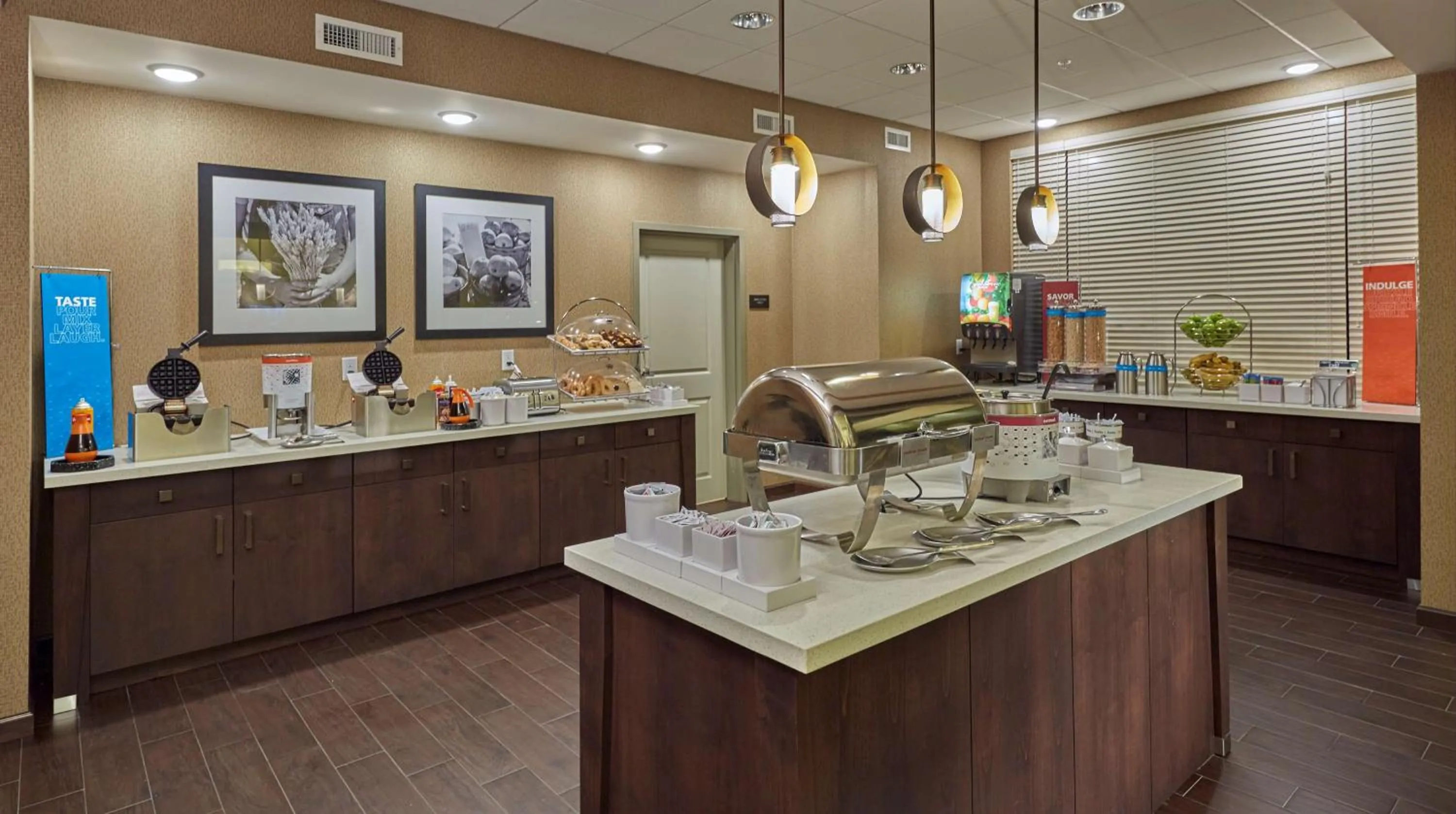 Dining area in Hampton Inn & Suites Hood River
