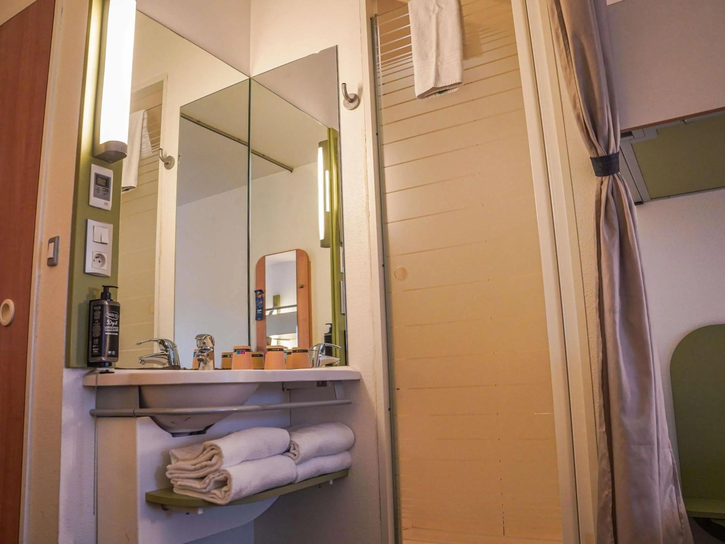 Bedroom in Ibis Budget Bayeux