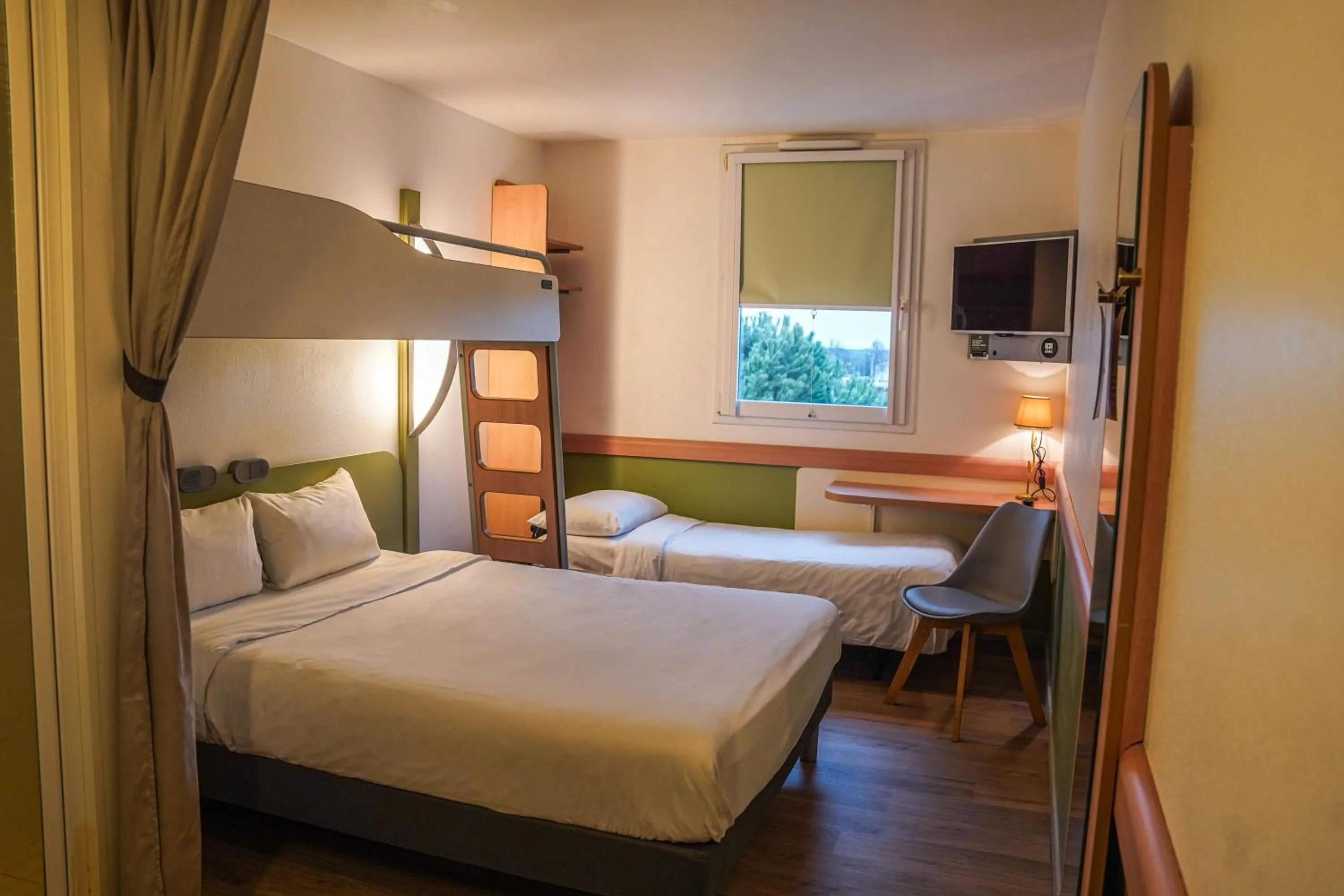 Bedroom, Bed in Ibis Budget Bayeux