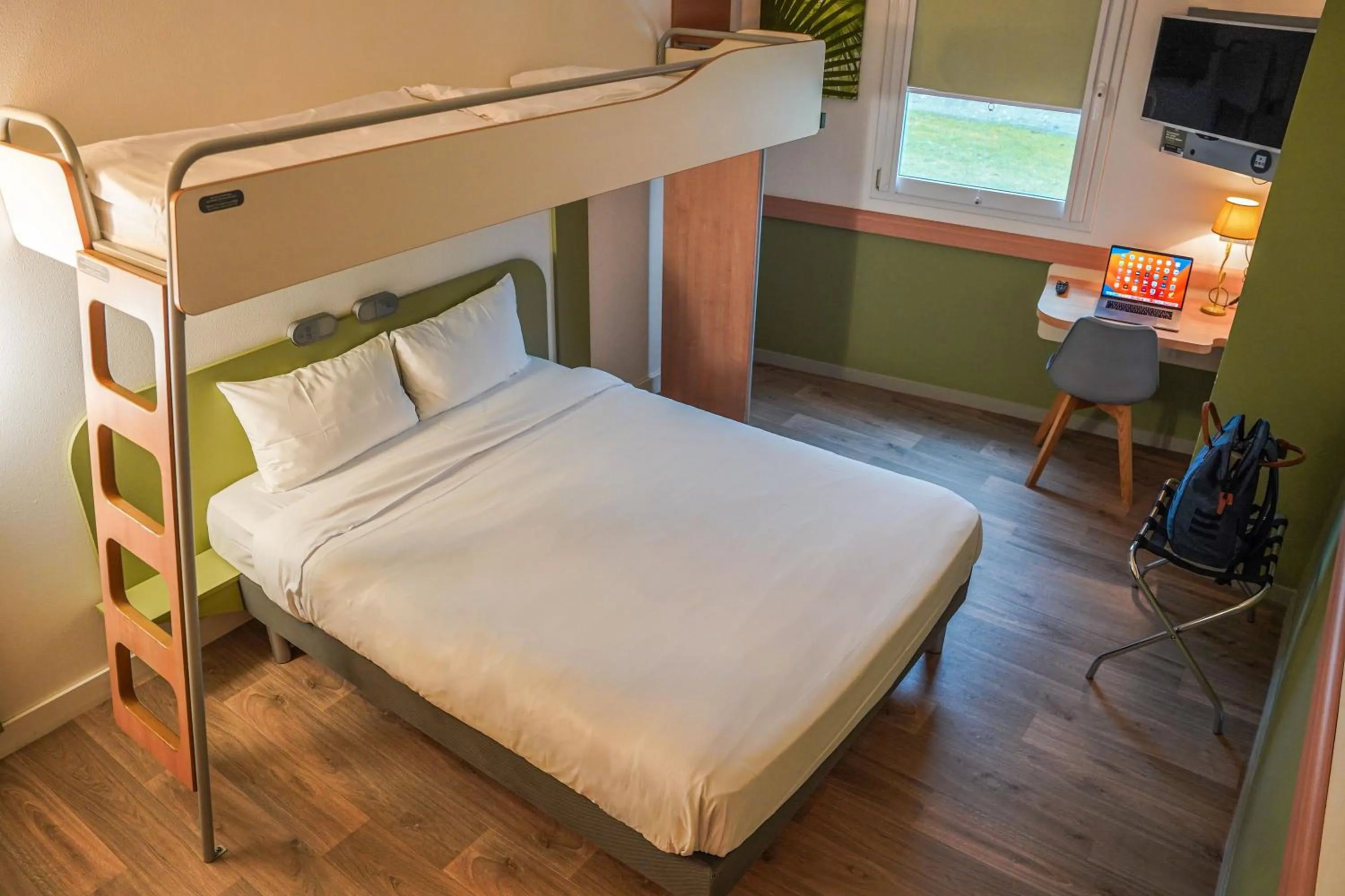 Bedroom, Bed in Ibis Budget Bayeux