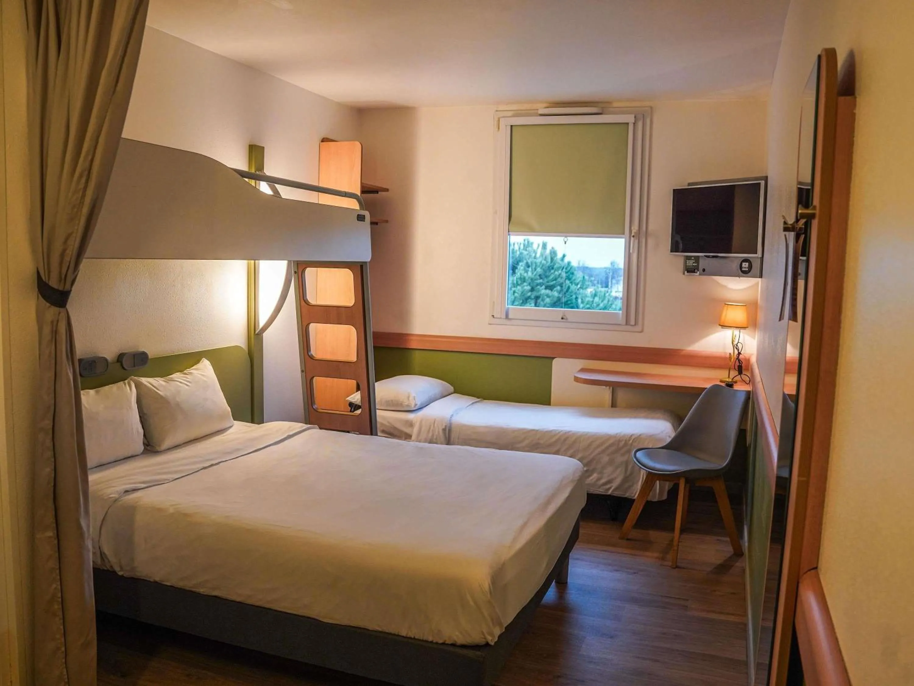 Bedroom, Bed in Ibis Budget Bayeux