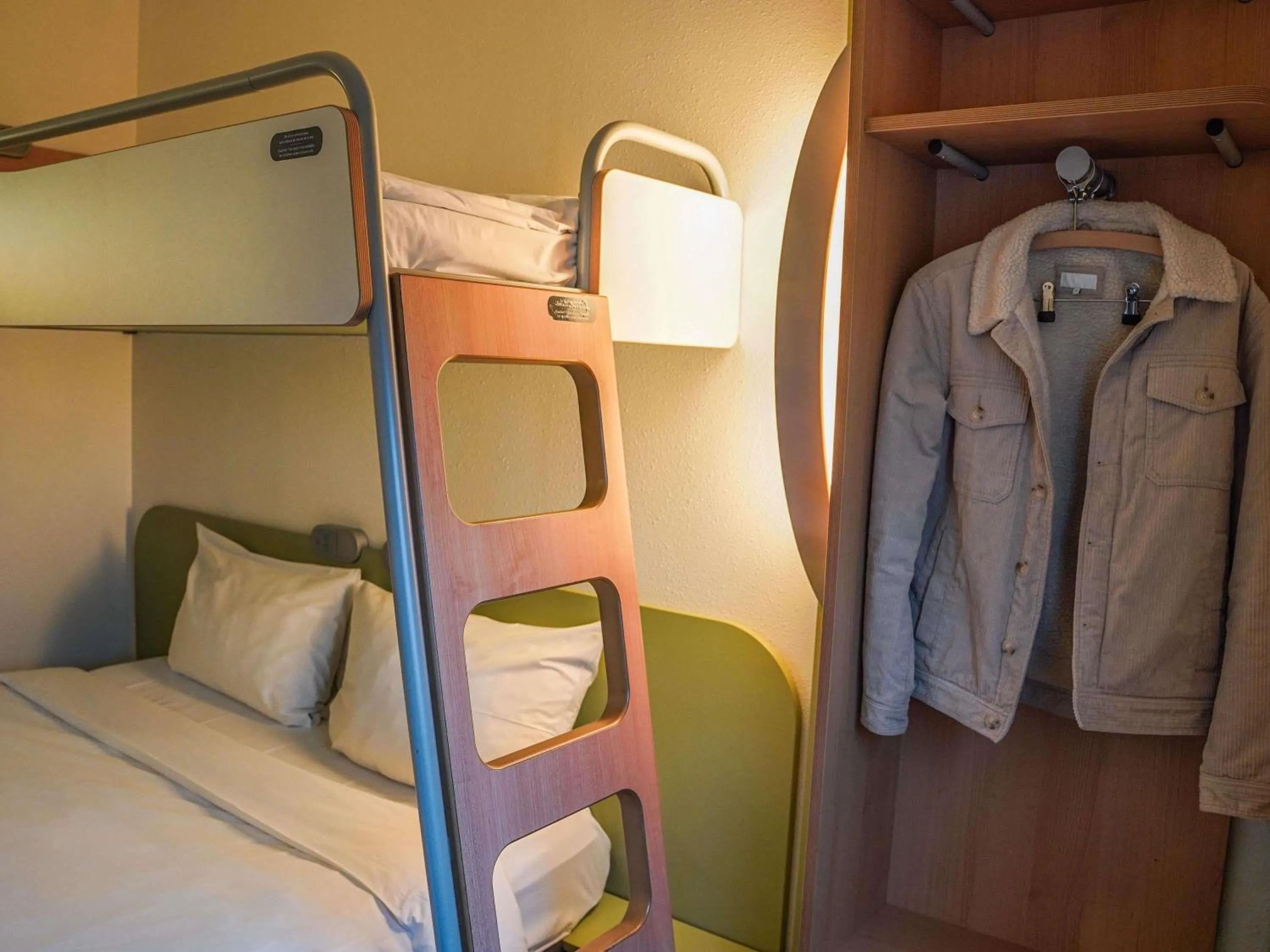 Bedroom, Bed in Ibis Budget Bayeux