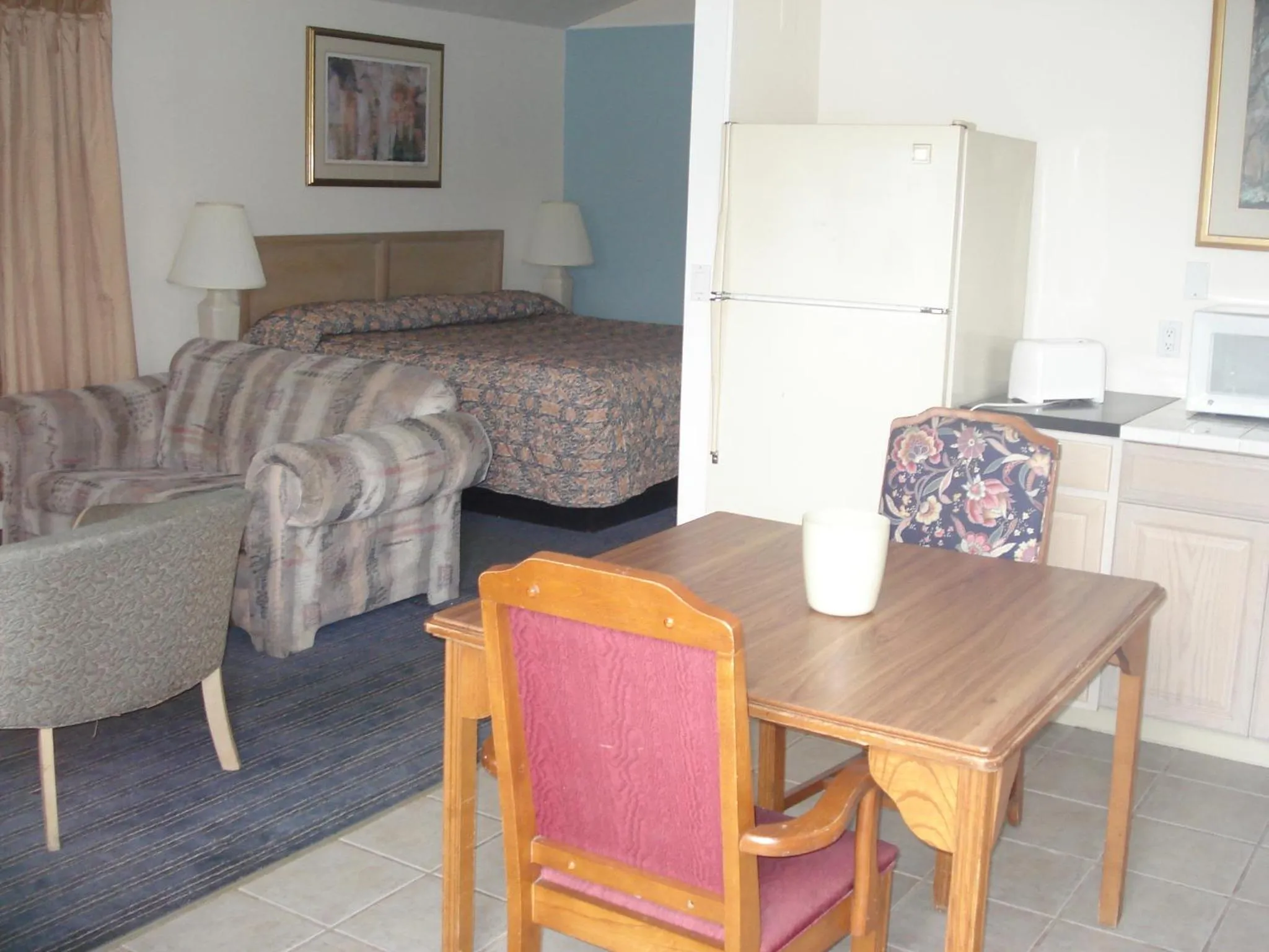 Living room, Bed in Atlantic Motel