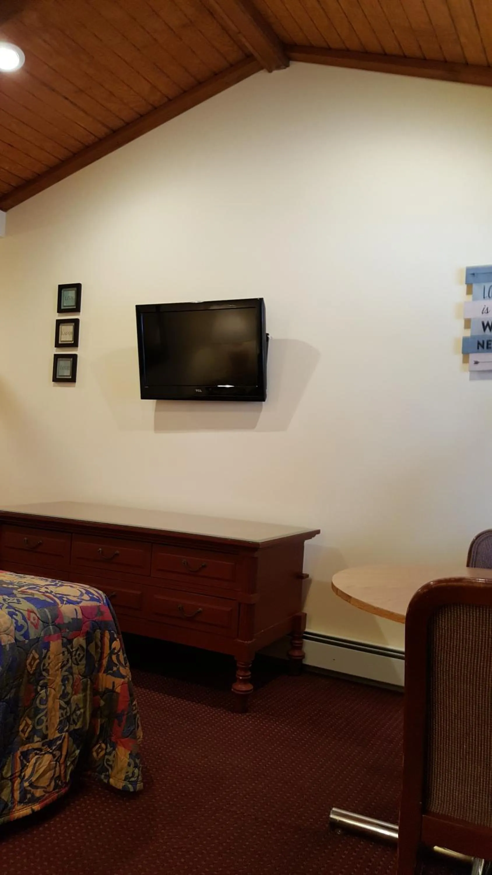 Bedroom in Atlantic Motel