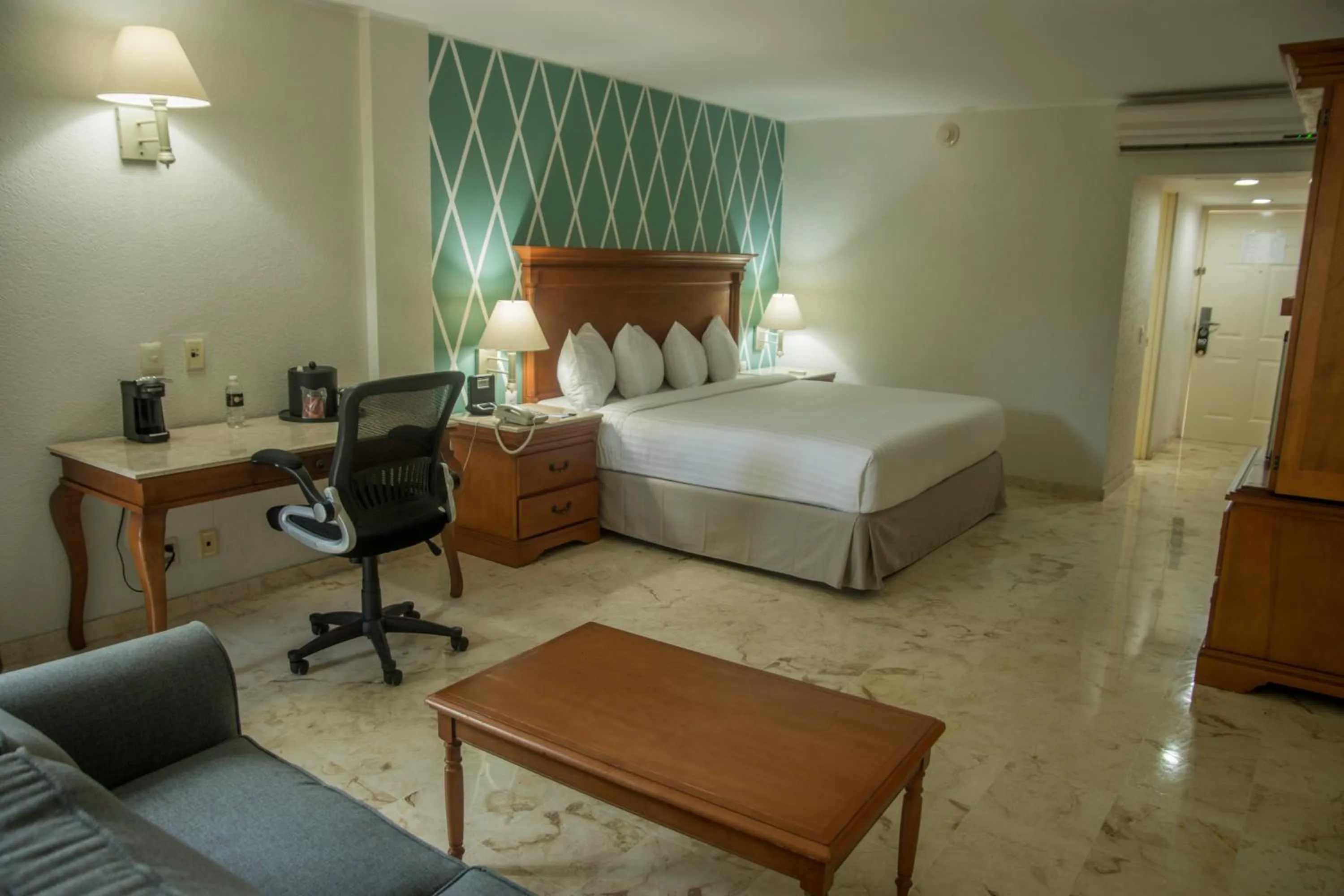 Photo of the whole room in Continental Caribe Bay