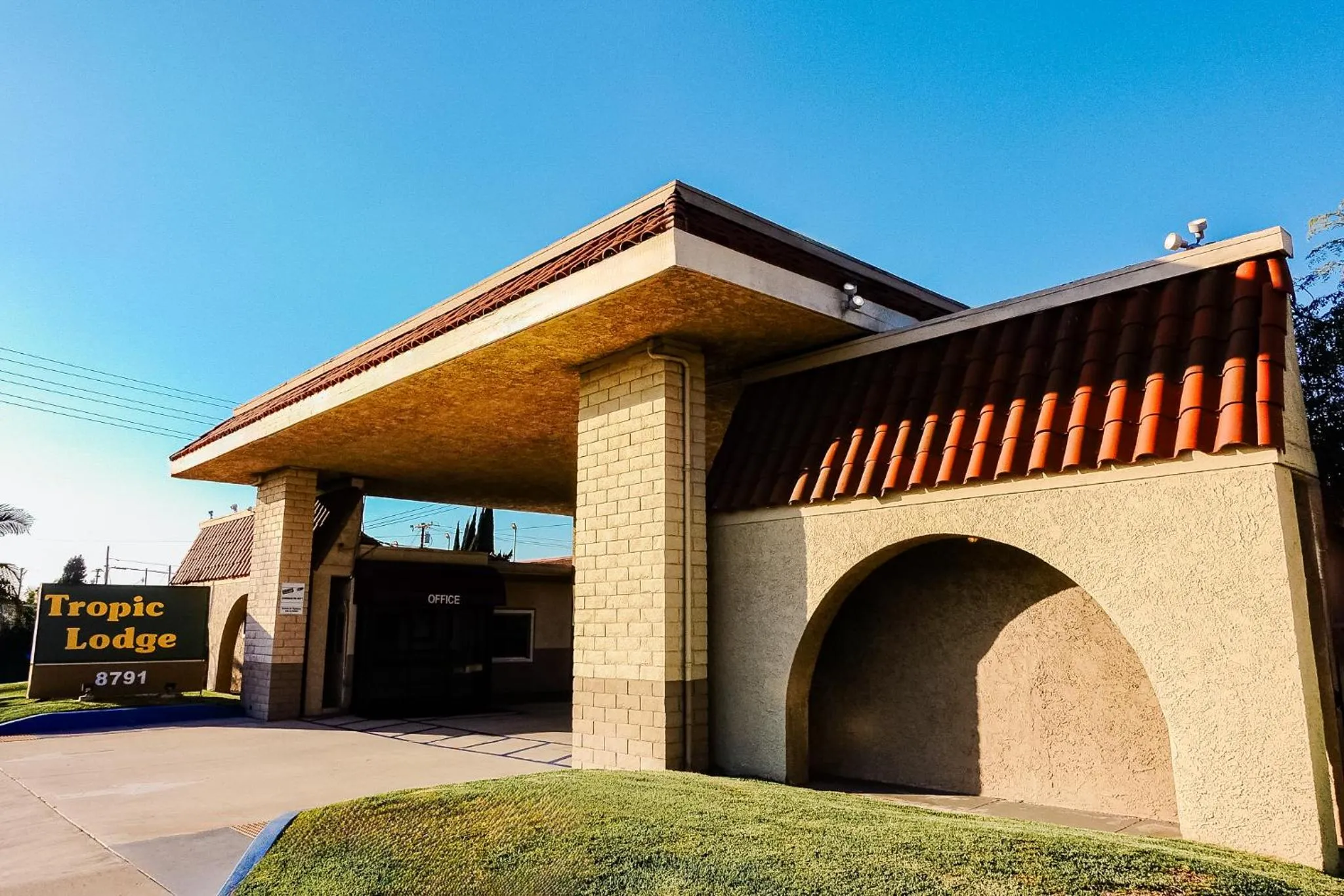 Property building in Tropic Lodge