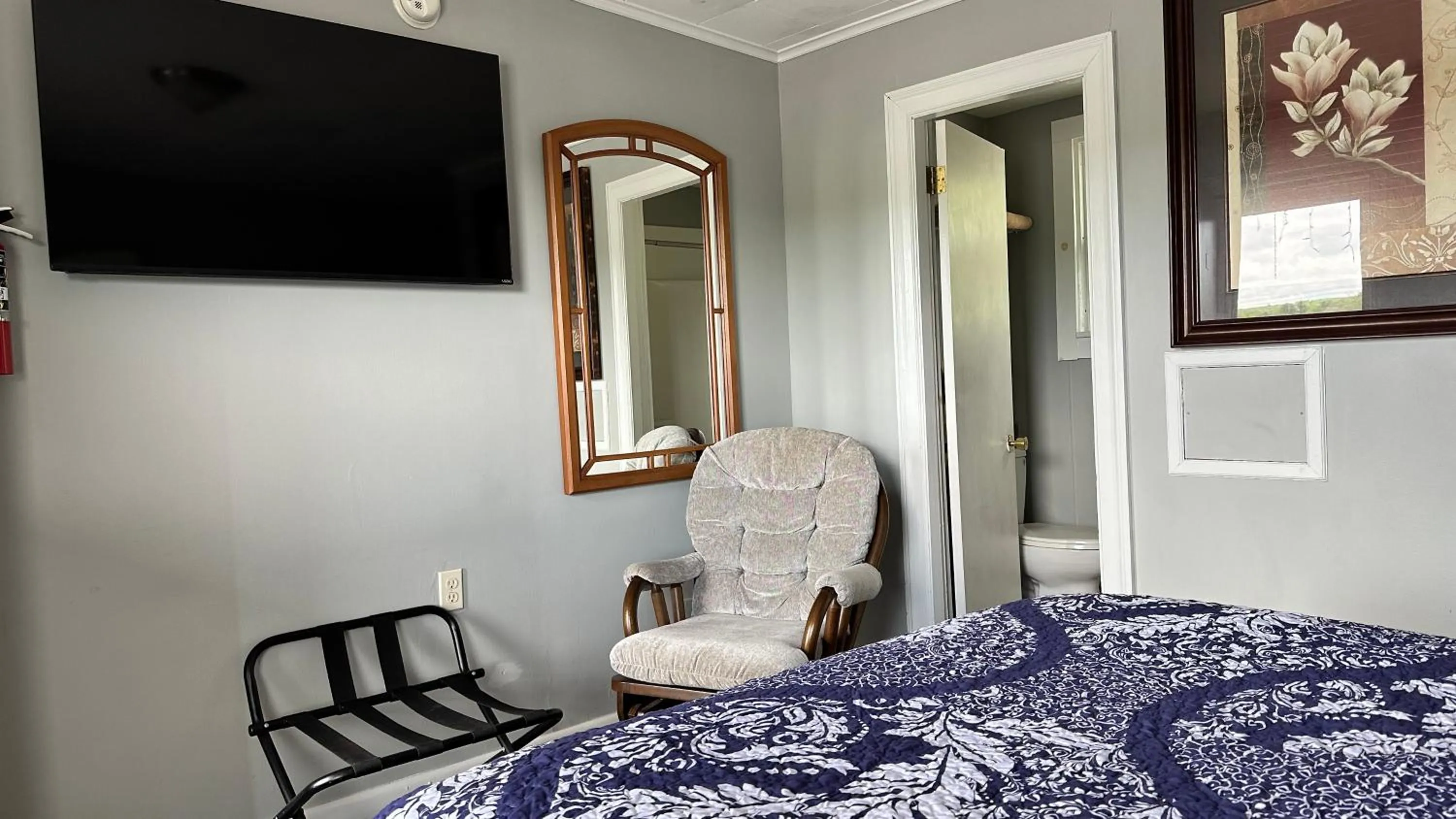 Bed in Mount Blue Motel