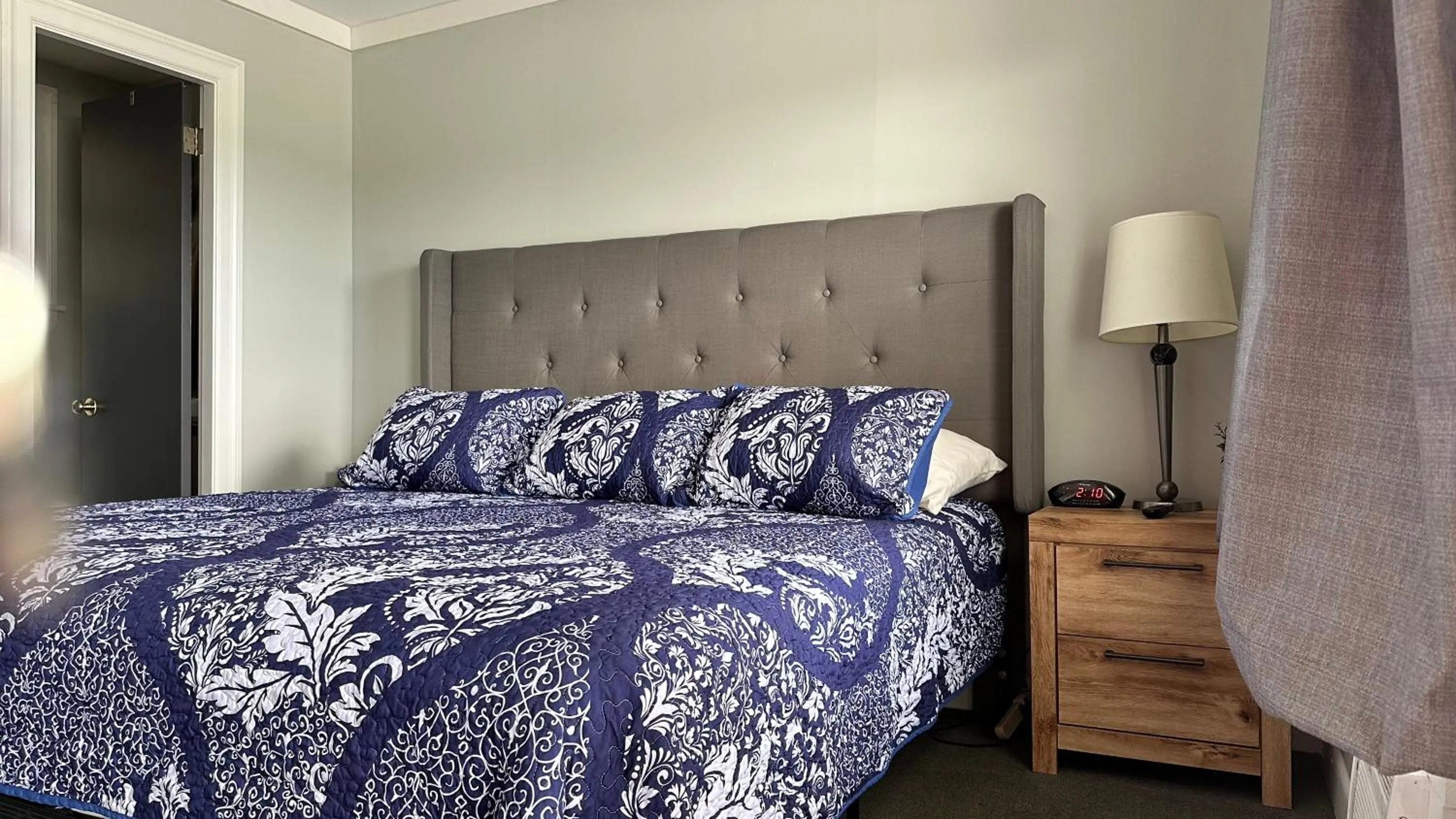 Bed in Mount Blue Motel