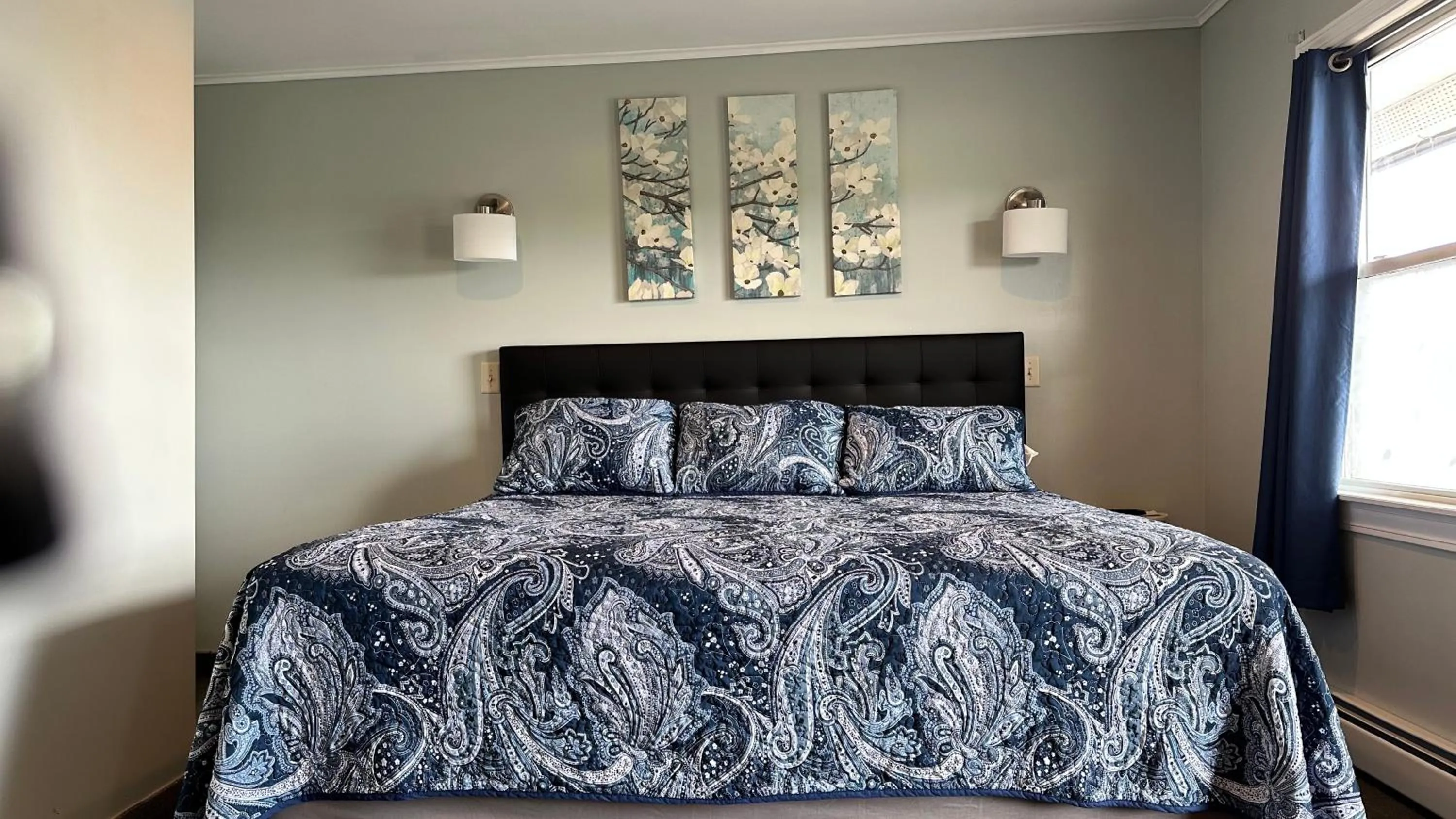 Bed in Mount Blue Motel