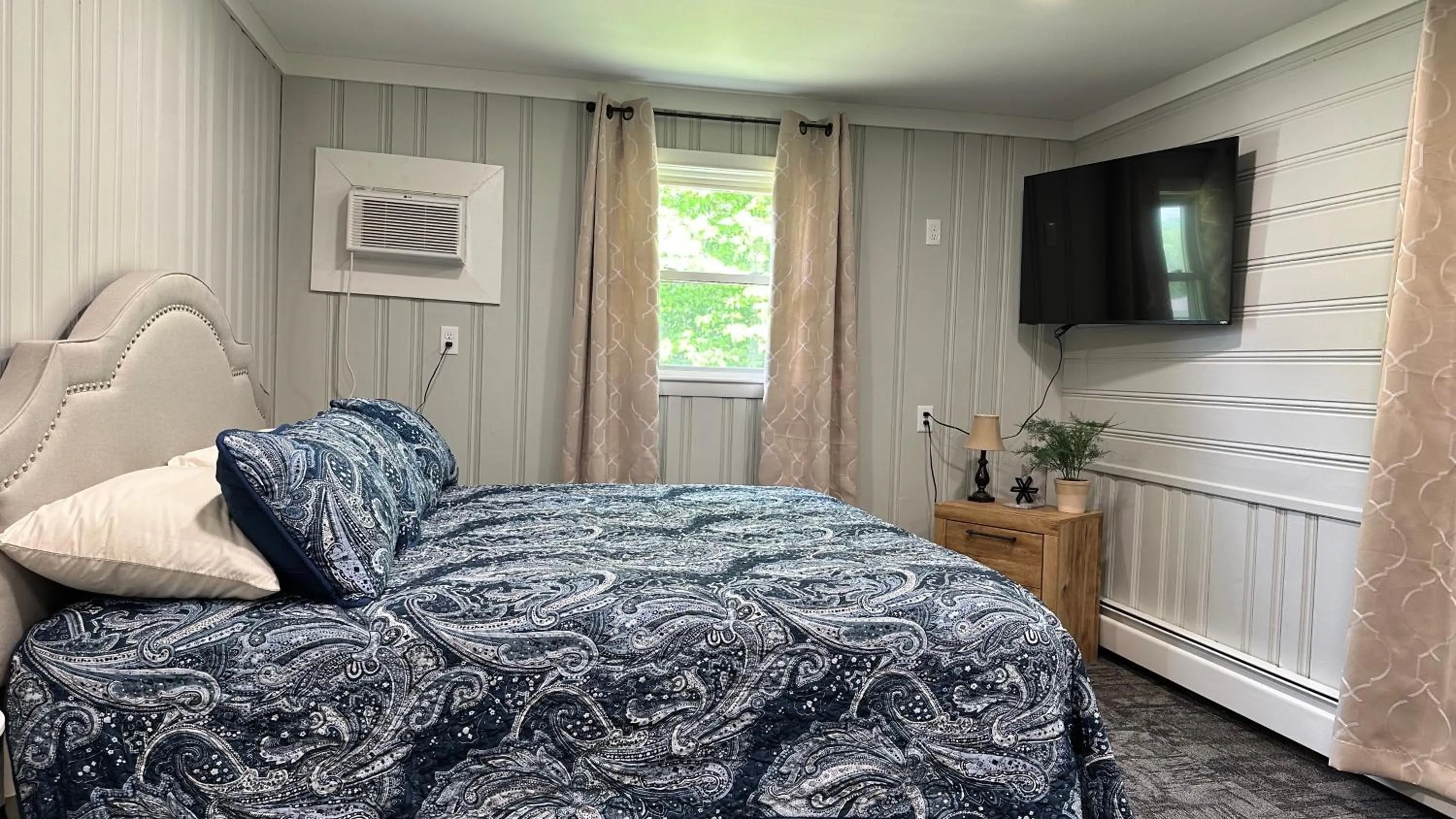 Bed in Mount Blue Motel