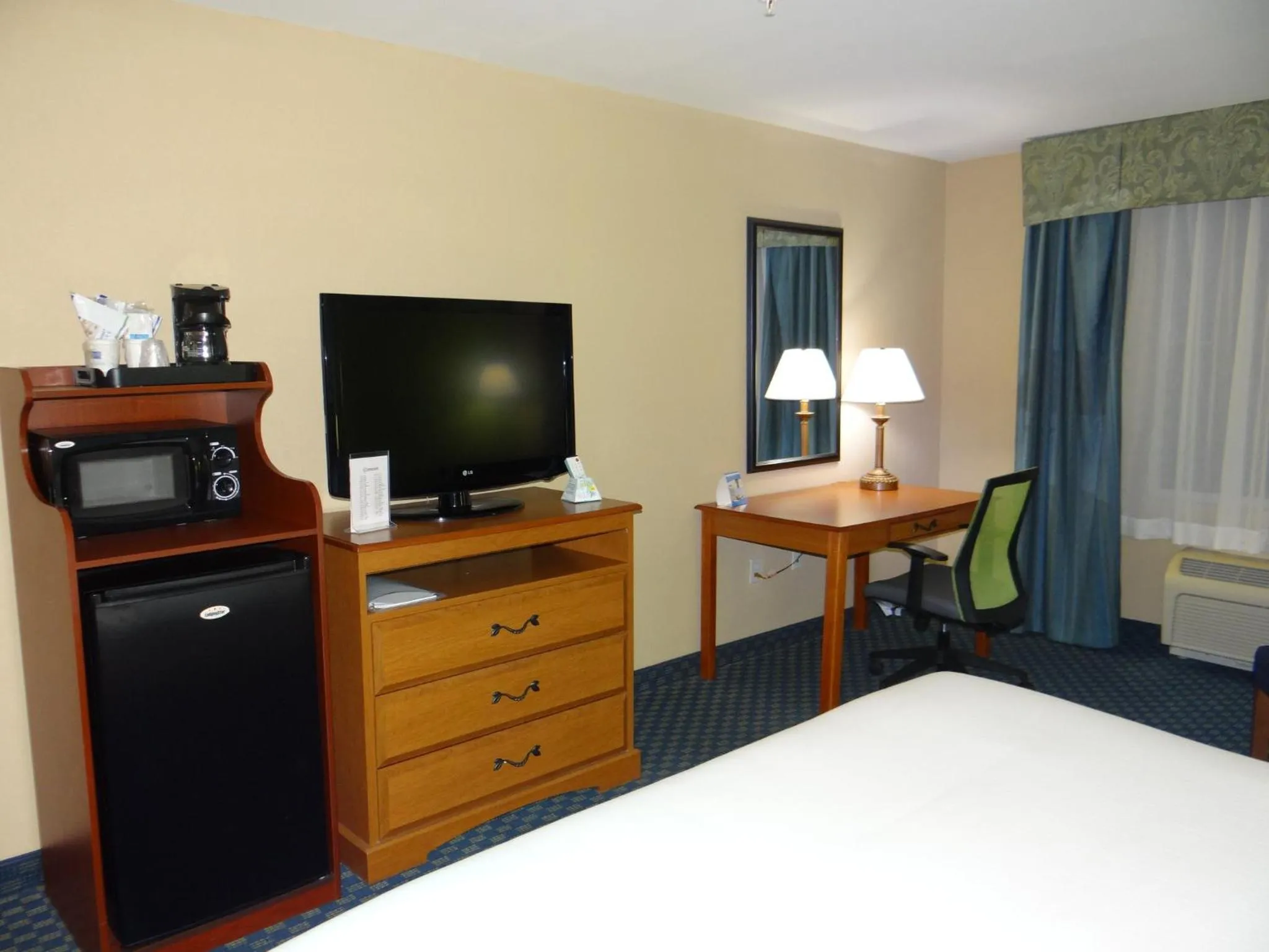 Photo of the whole room, Bed in Holiday Inn Express Hotel & Suites Salisbury - Delmar by IHG