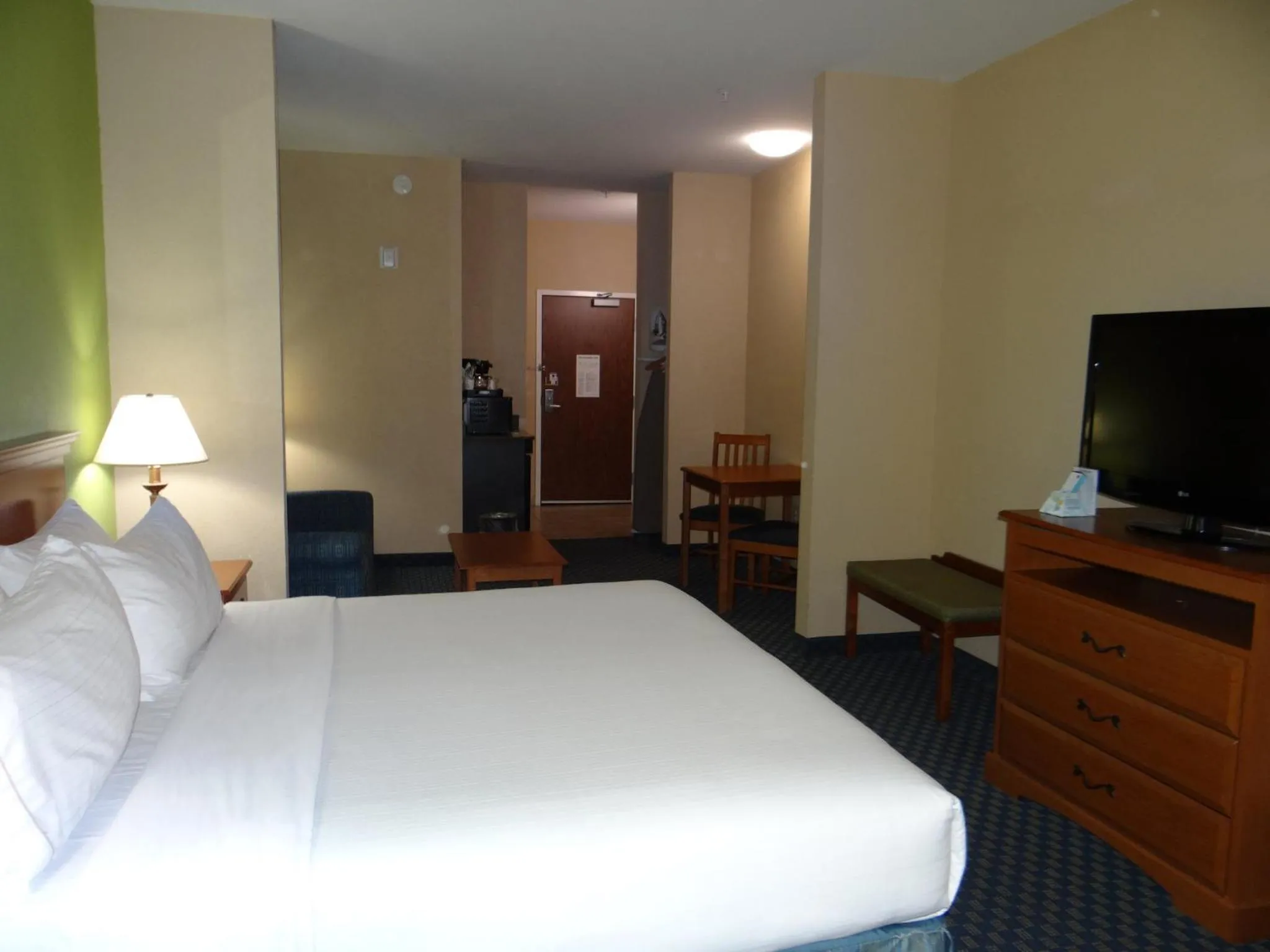 Photo of the whole room, Bed in Holiday Inn Express Hotel & Suites Salisbury - Delmar by IHG