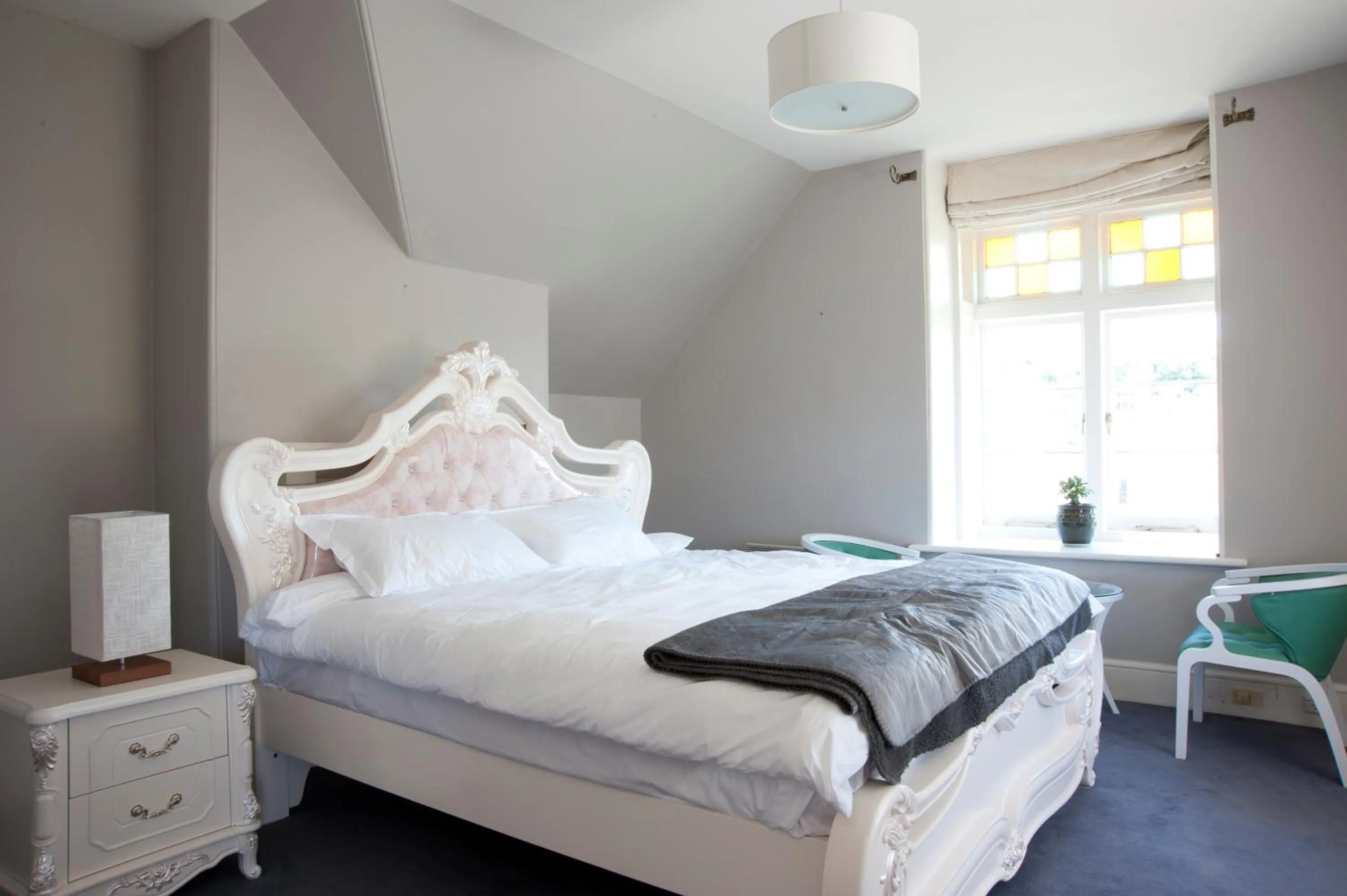 Day, Bed in Lowena Cafe and Accommodation