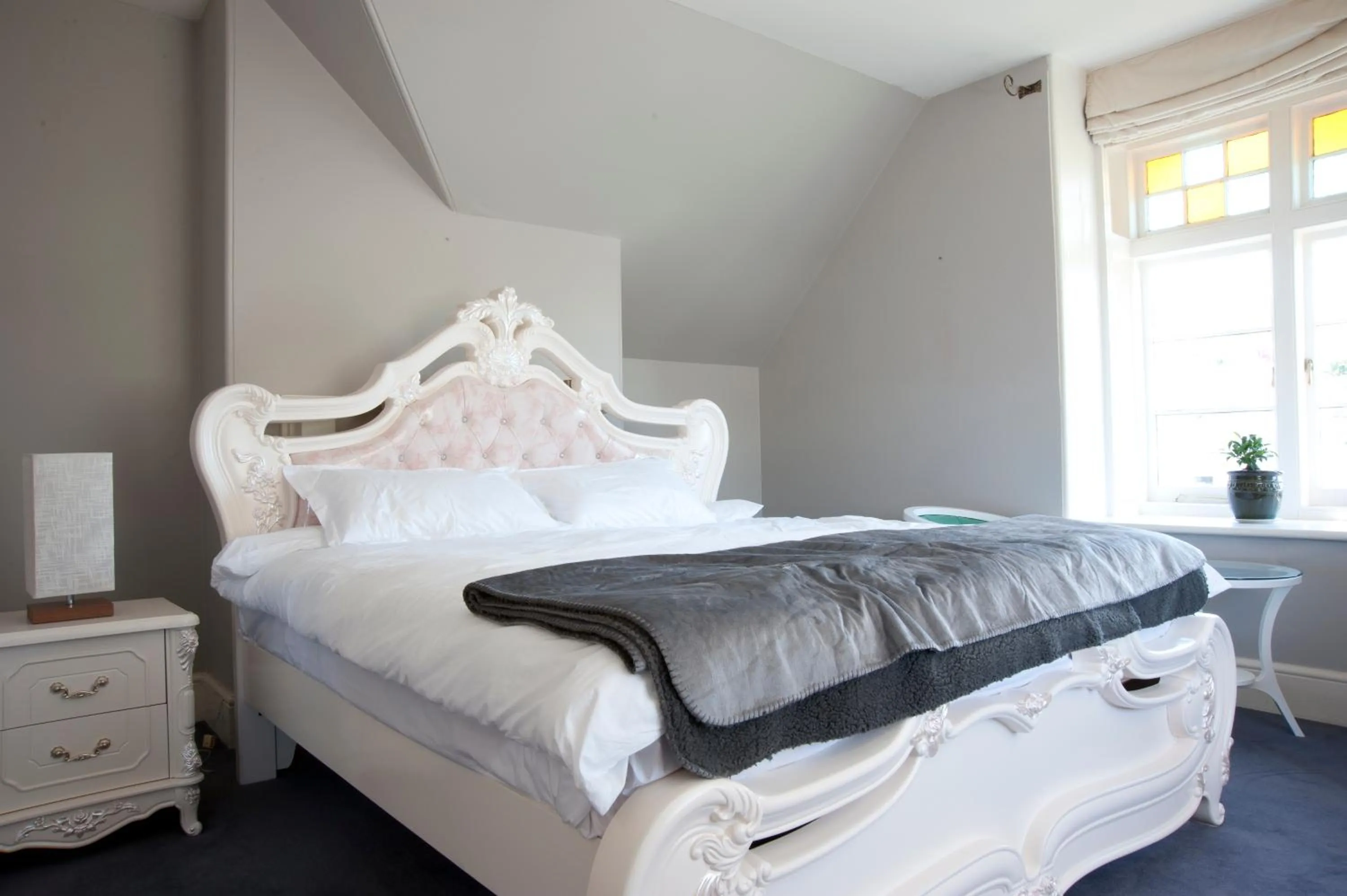 Day, Bed in Lowena Cafe and Accommodation