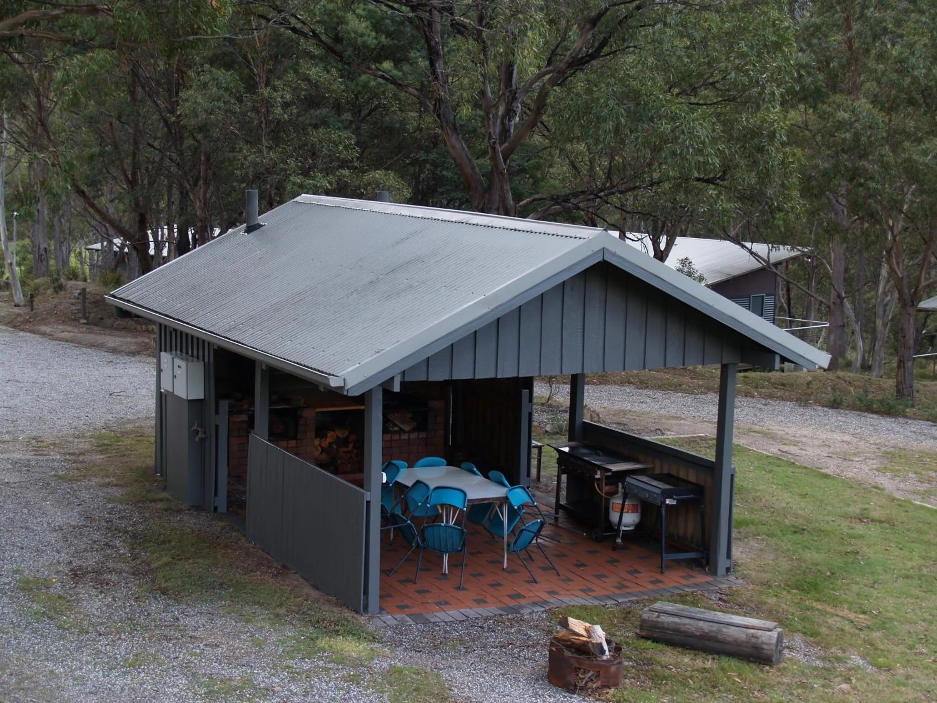 BBQ facilities in Craggy Peaks Wilderness Cabins